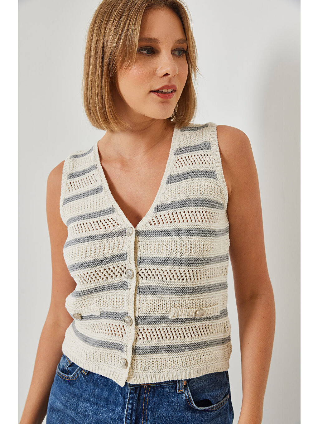 Ekru Kadın V Yaka Üç Düğmeli Çizgili Triko Yelek-4