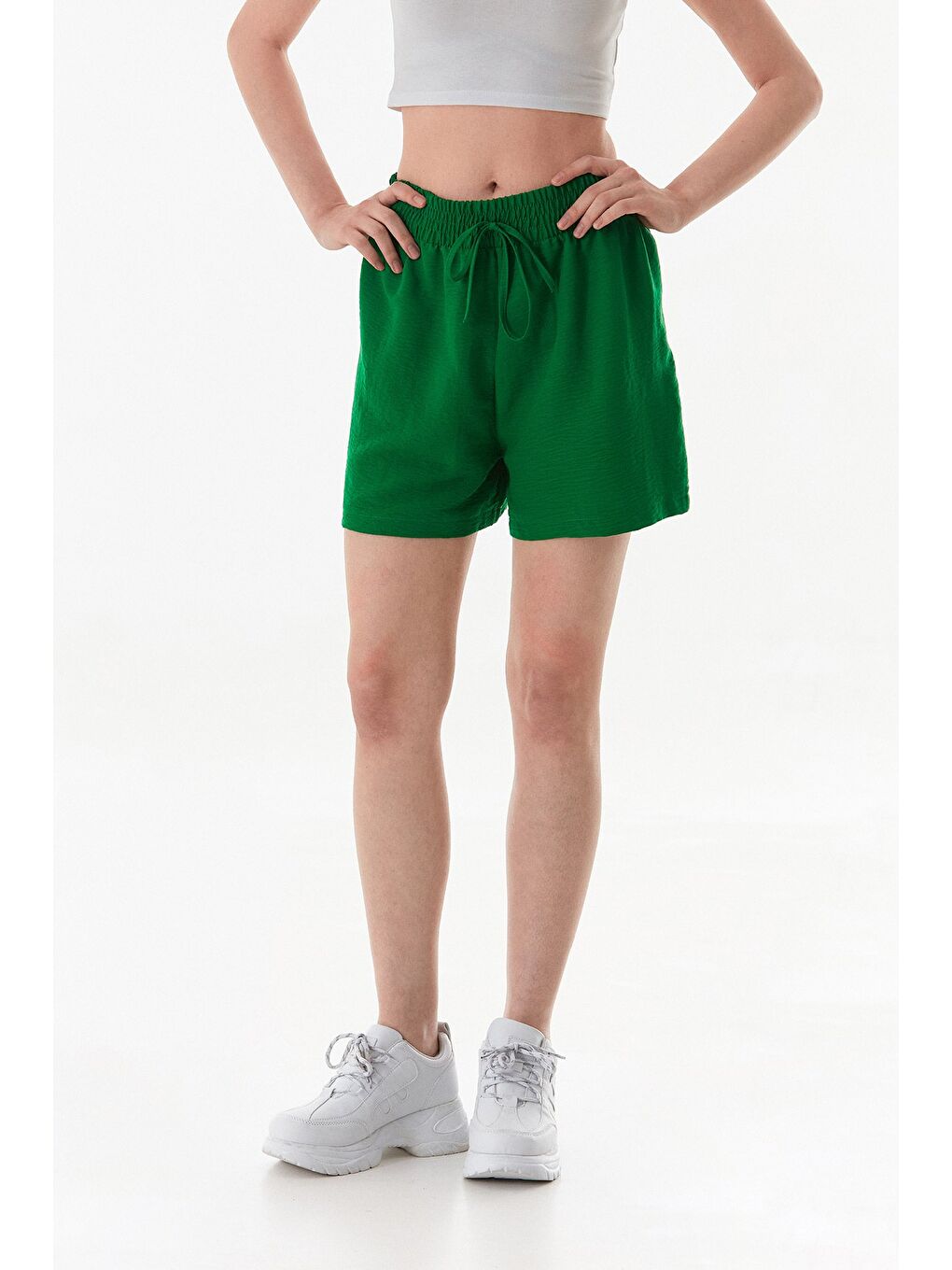 Yeşil Basic Ayrobin Kumaş Beli Bağcıklı Şort-1