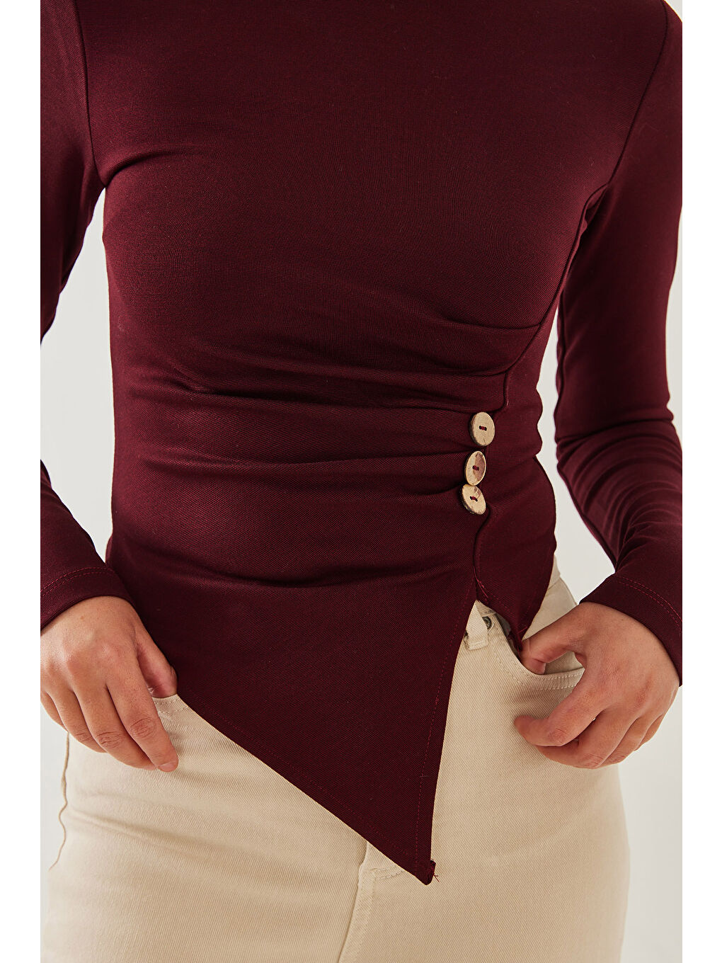 Bordo Kadın Düğme Desenli Asimetrik Kesim Bluz-3