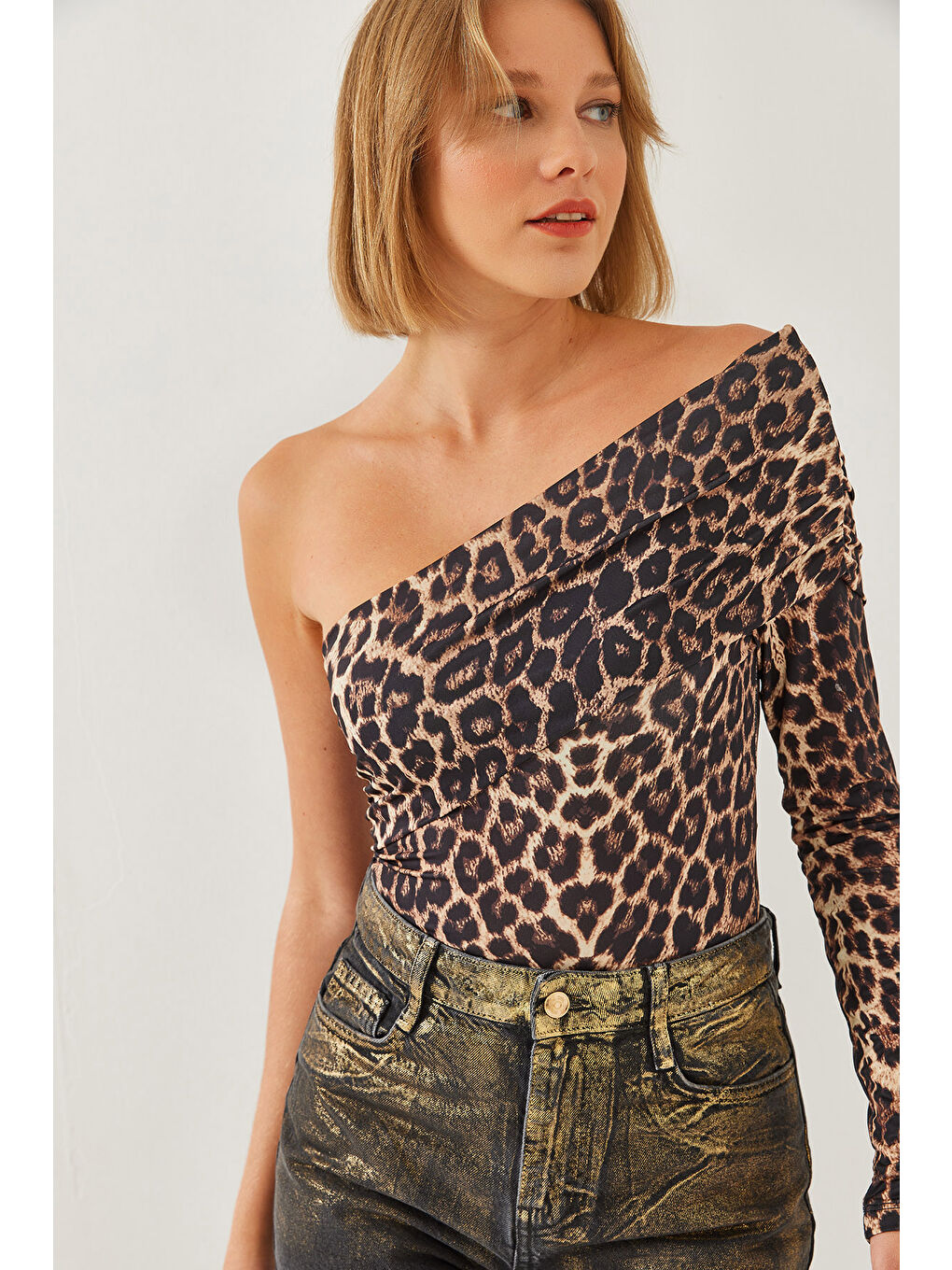 Kahverengi Kadın Madonna Yaka Tek Kollu Leopar Desenli Bluz