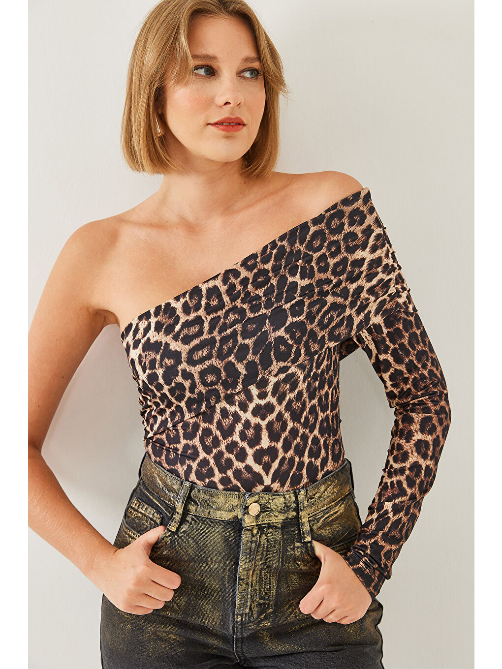 Kahverengi Kadın Madonna Yaka Tek Kollu Leopar Desenli Bluz-3