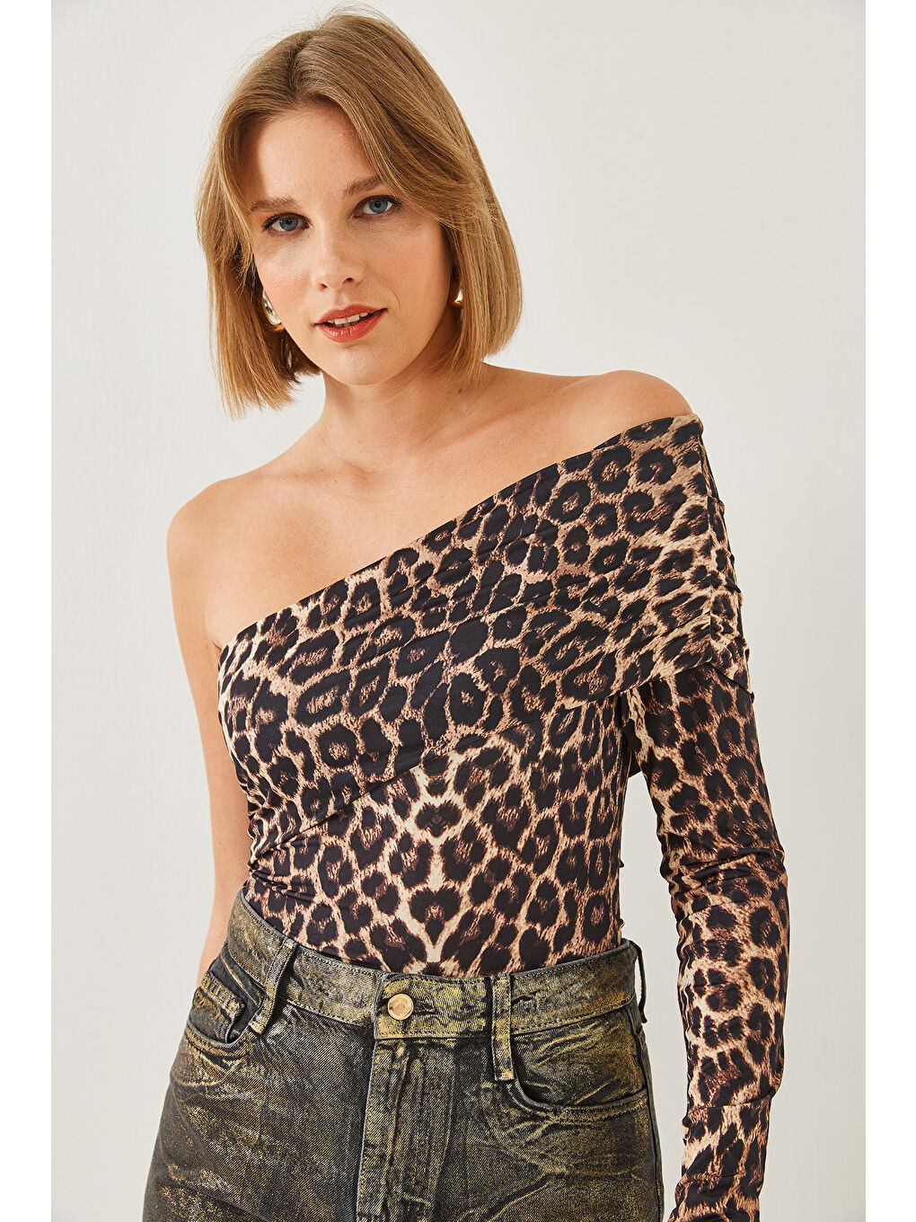 Kahverengi Kadın Madonna Yaka Tek Kollu Leopar Desenli Bluz-4