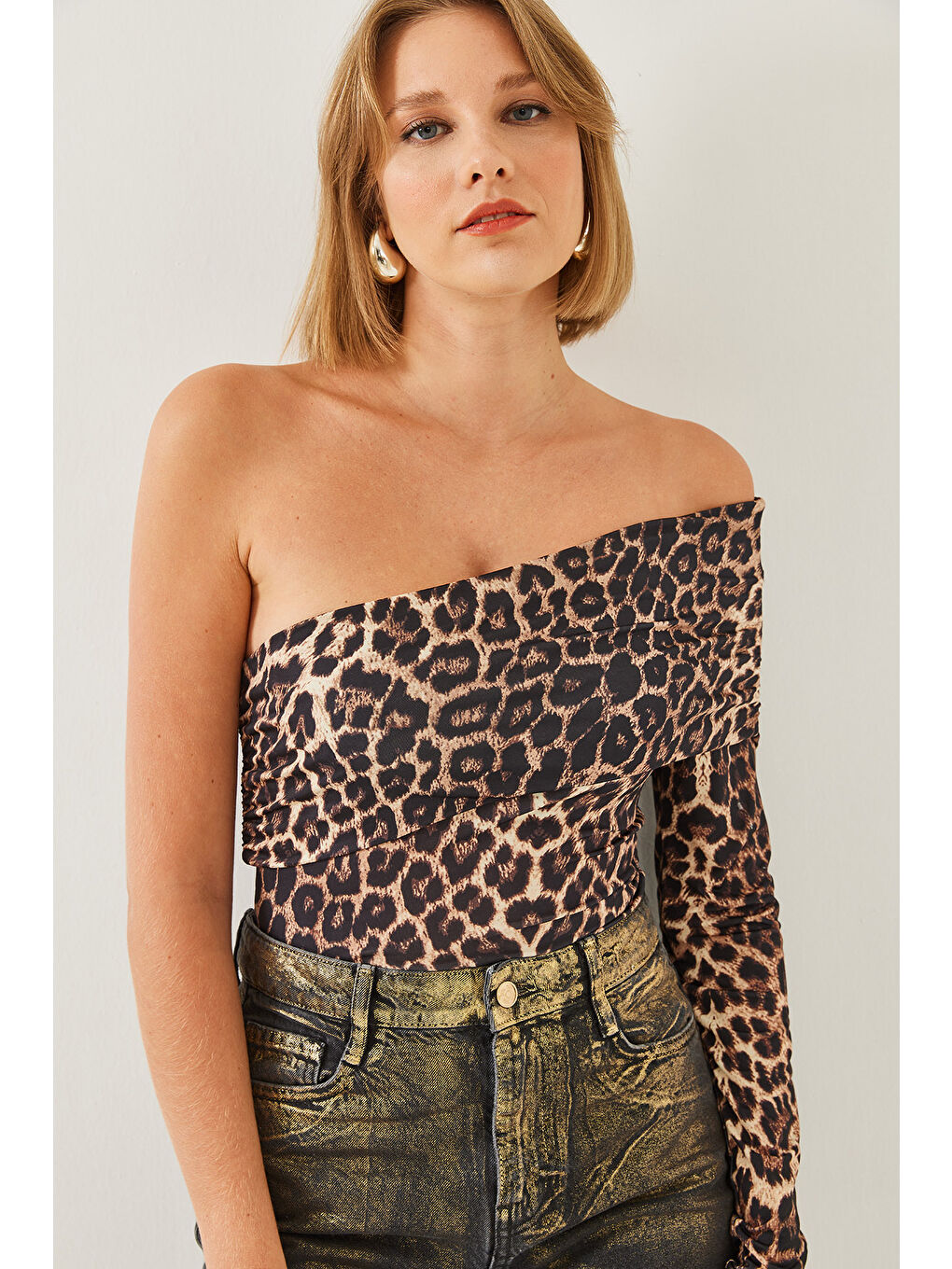 Kahverengi Kadın Madonna Yaka Tek Kollu Leopar Desenli Bluz-5