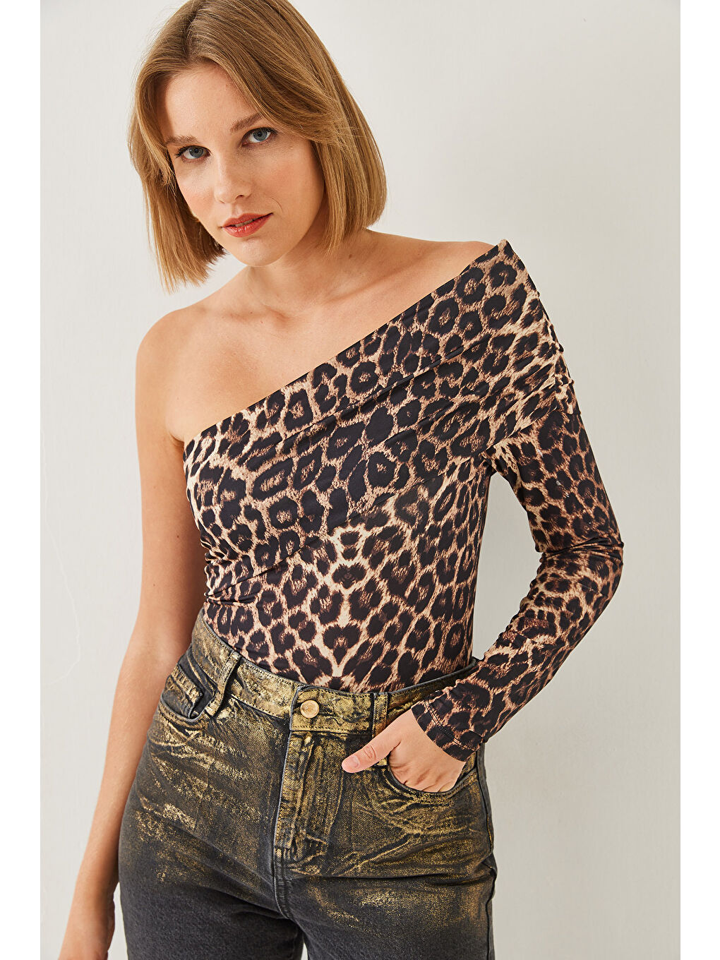 Kahverengi Kadın Madonna Yaka Tek Kollu Leopar Desenli Bluz-6