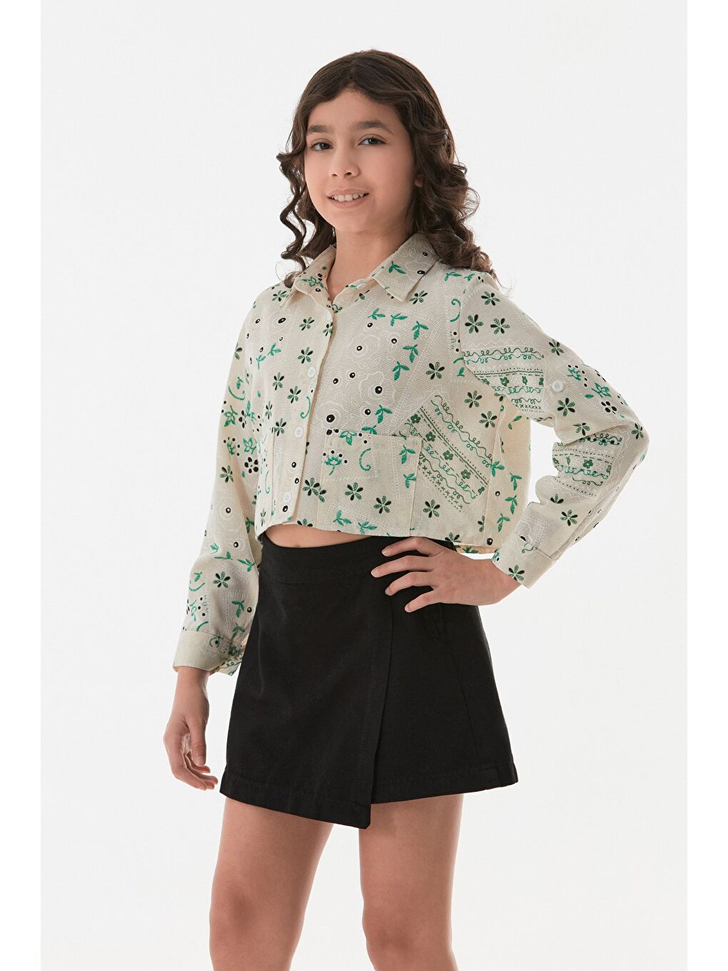 Bej Çiçek Desenli Kolu Katlamalı Kız Çocuk Crop Gömlek