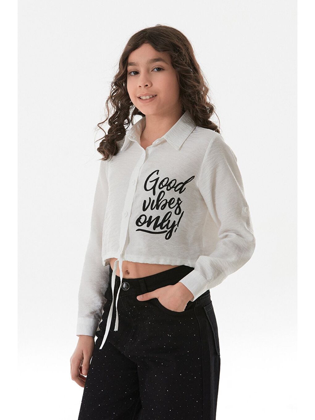 Beyaz Önü Bağlamalı Yazı Baskılı Kız Çocuk Crop Gömlek