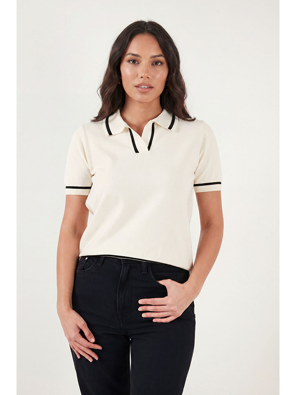 Ekru Kontrast Detaylı Regular Fit Triko Polo Yaka Kadın T Shirt 4617057-2