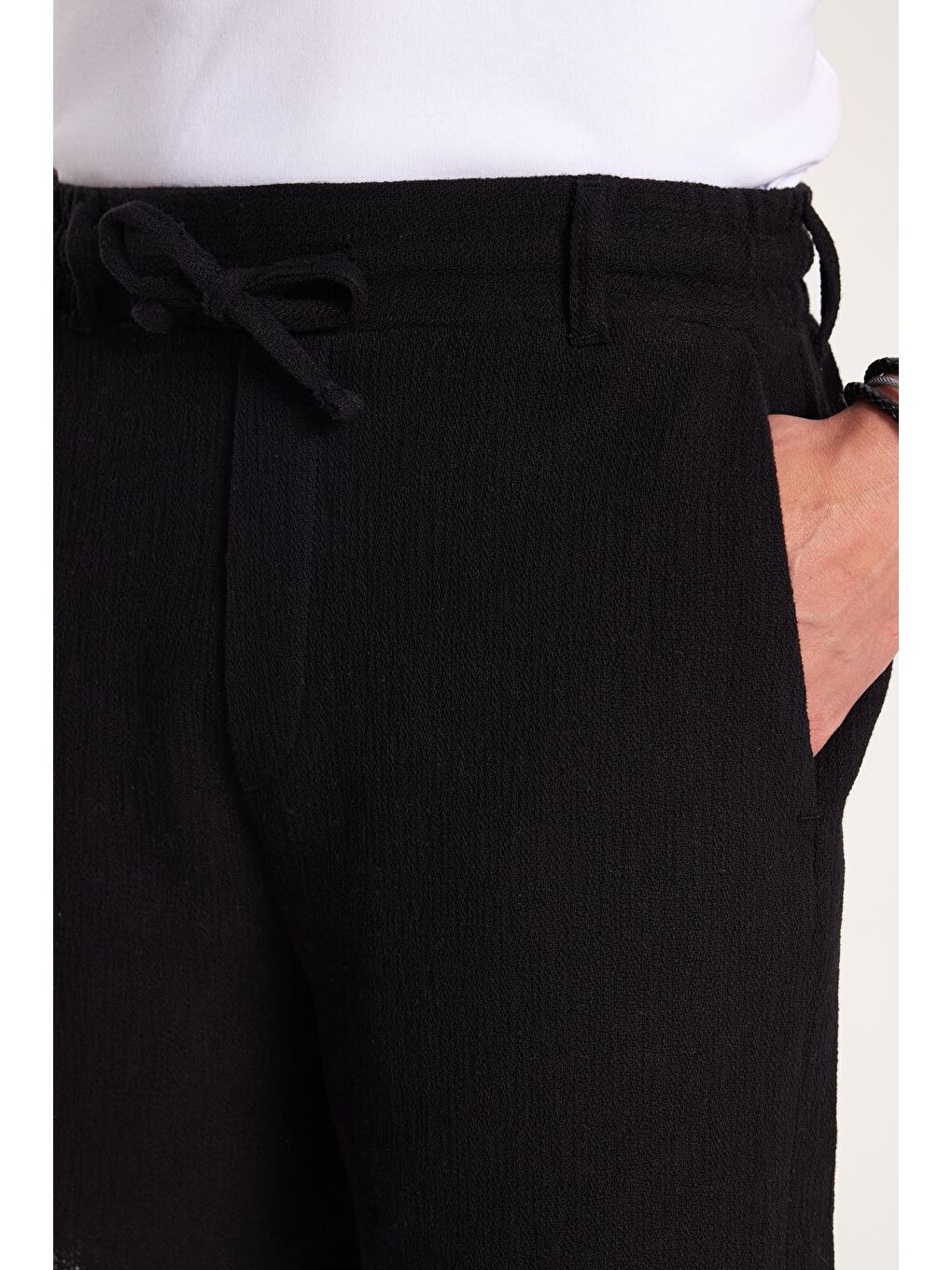 Erkek Regular Rahat Kesim Beli Lastikli Ve Kordonlu Yandan Cepli Siyah Bermuda Şort-1