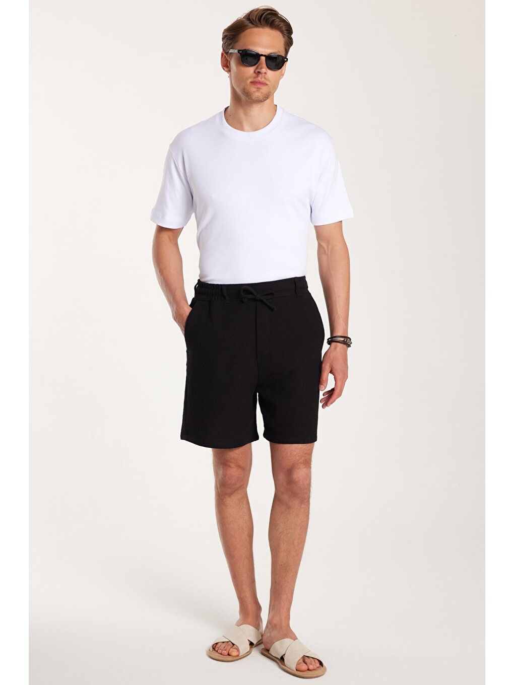 Erkek Regular Rahat Kesim Beli Lastikli Ve Kordonlu Yandan Cepli Siyah Bermuda Şort-2