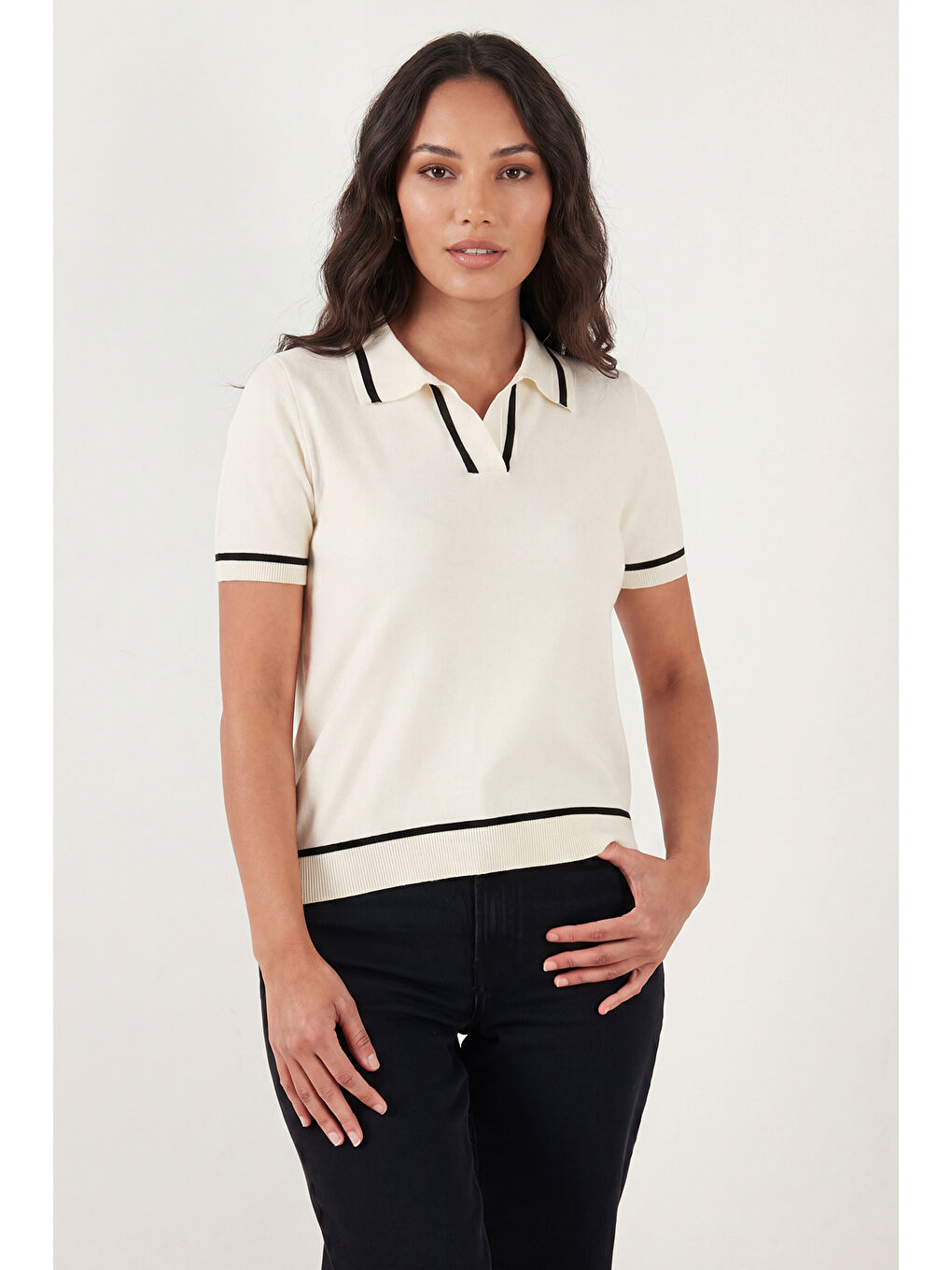 Ekru Kontrast Detaylı Regular Fit Triko Polo Yaka Kadın T Shirt 4617057-4