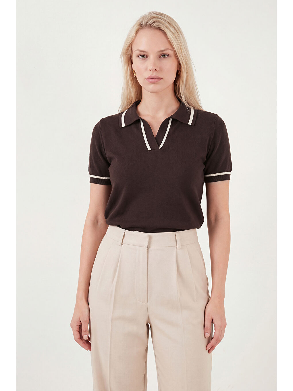 Kahverengi Kontrast Detaylı Regular Fit Triko Polo Yaka Kadın T Shirt 4617057-1
