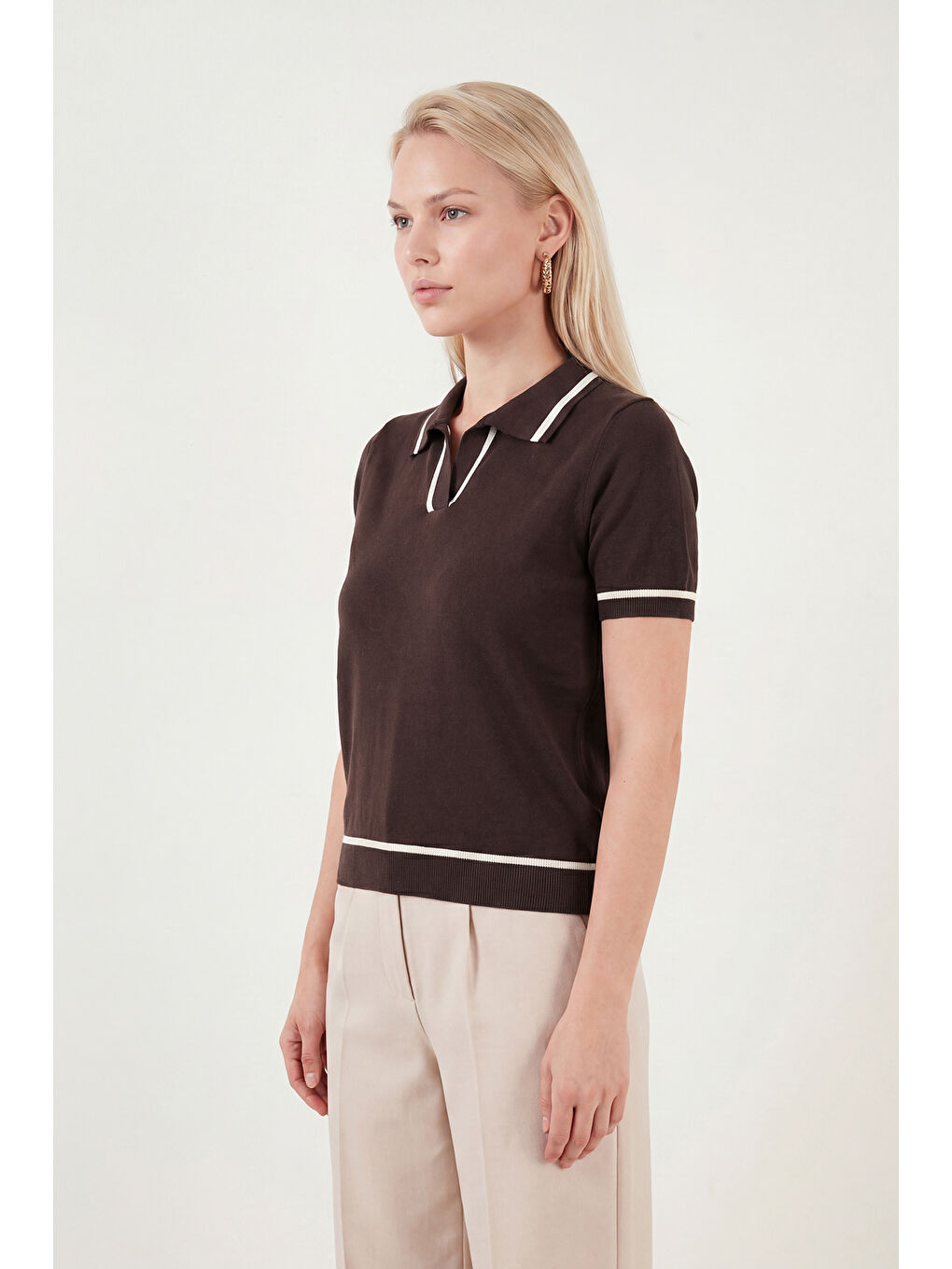 Kahverengi Kontrast Detaylı Regular Fit Triko Polo Yaka Kadın T Shirt 4617057-3