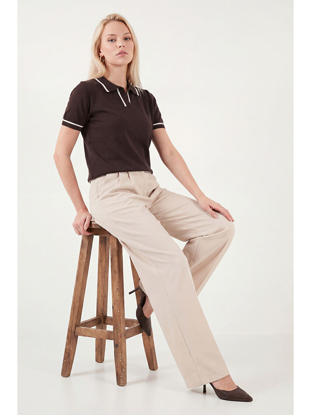 Kahverengi Kontrast Detaylı Regular Fit Triko Polo Yaka Kadın T Shirt 4617057-4