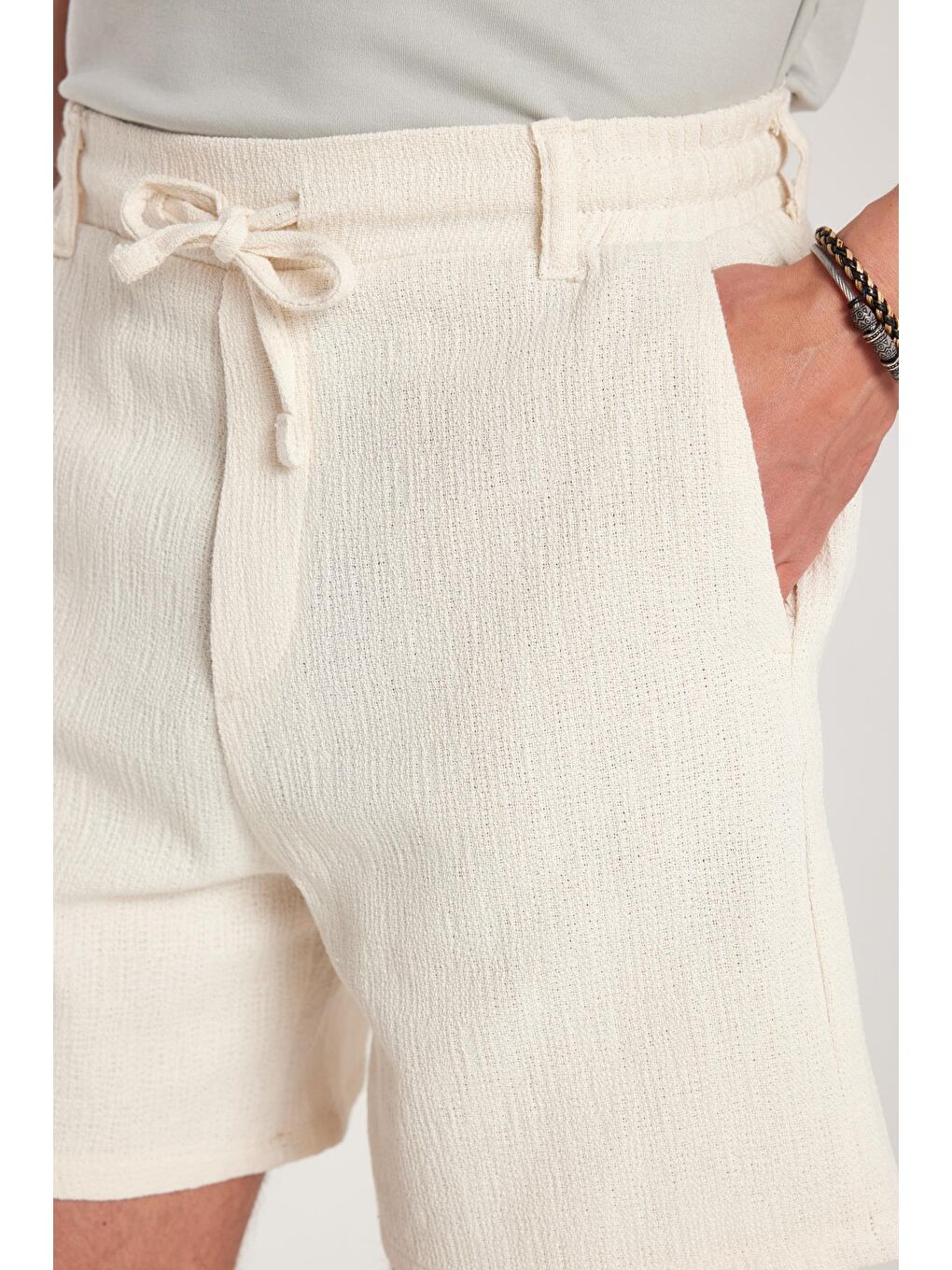 Erkek Regular Rahat Kesim Beli Lastikli Ve Kordonlu Yandan Cepli Bej Bermuda Şort-1