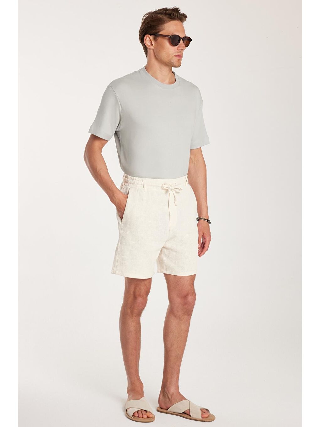 Erkek Regular Rahat Kesim Beli Lastikli Ve Kordonlu Yandan Cepli Bej Bermuda Şort-2