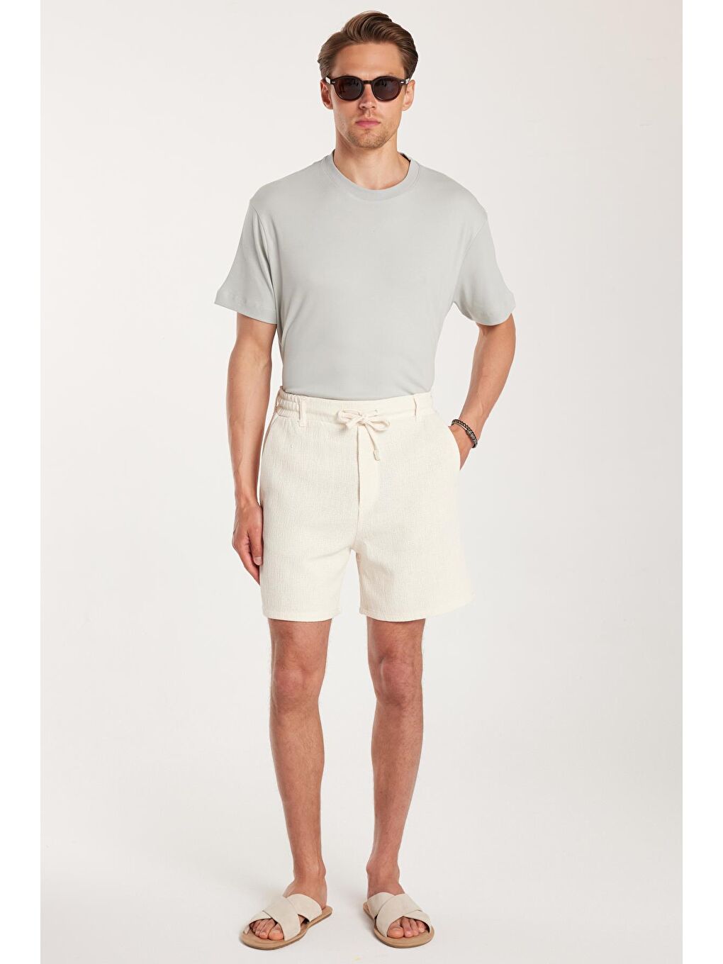 Erkek Regular Rahat Kesim Beli Lastikli Ve Kordonlu Yandan Cepli Bej Bermuda Şort-4