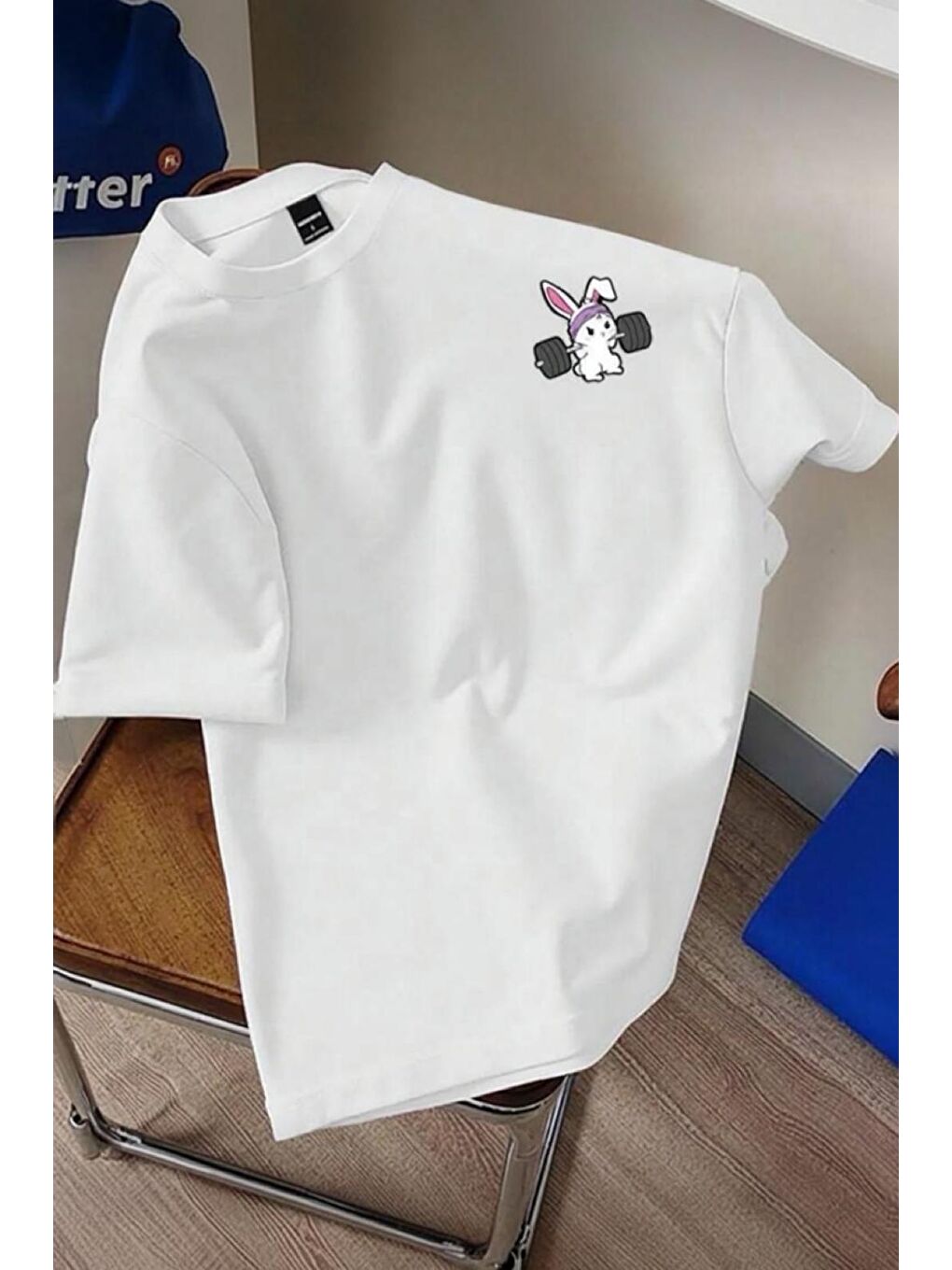 Beyaz Gym Bunny - Halter Kaldıran Tavşan Baskılı Unisex Oversize Pamuklu Tişört-1