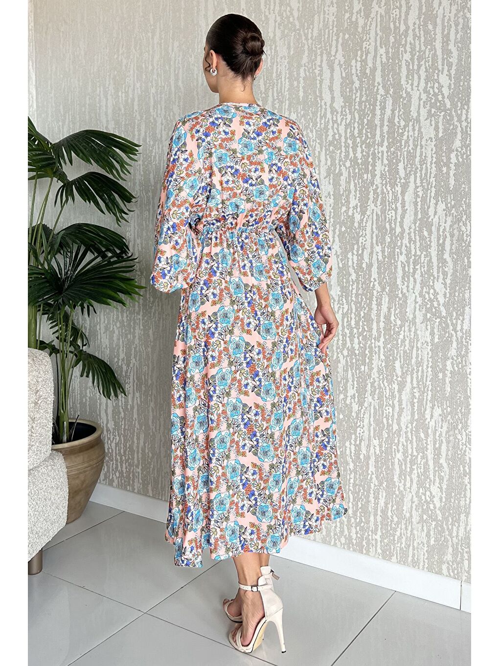 Pembe Kadın Kruvaze Yaka Bel Lastikli Yırtmaçlı Desenli Viskon Elbise-2