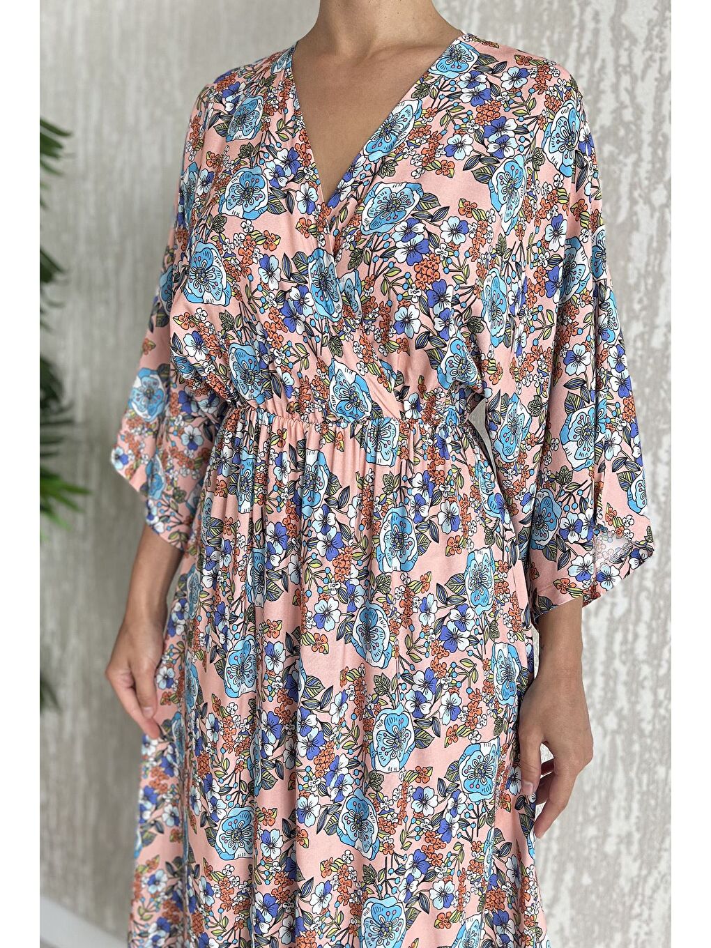 Pembe Kadın Kruvaze Yaka Bel Lastikli Yırtmaçlı Desenli Viskon Elbise-3