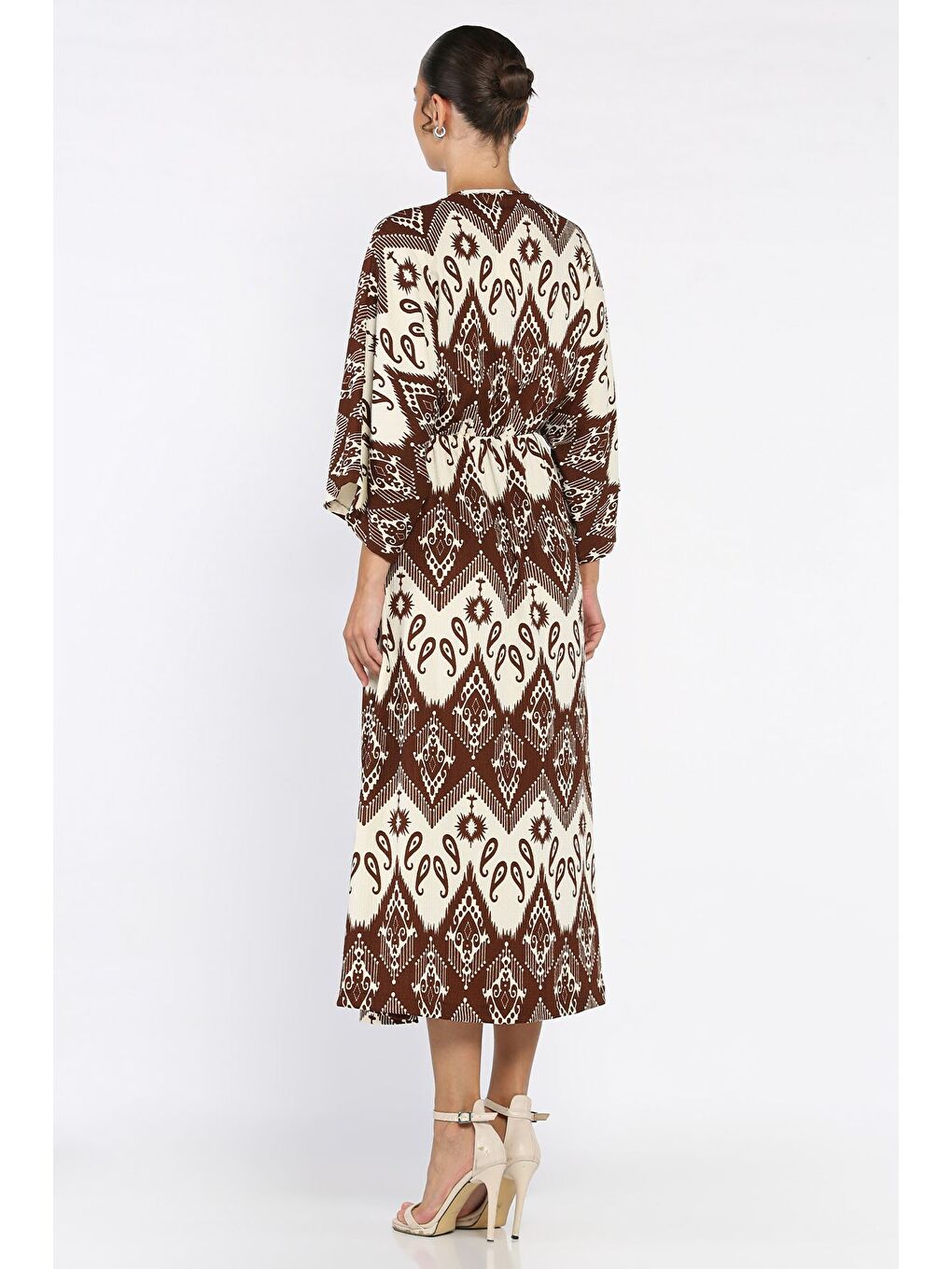 Kahverengi Kadın Kruvaze Yaka Bel Lastikli Yarasa Kol Yırtmaç Detaylı Desenli Elbise-2