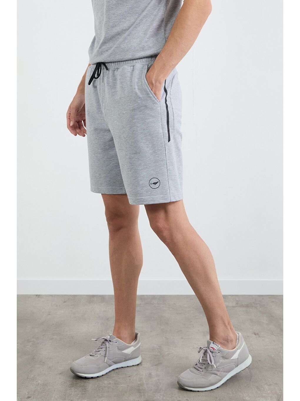 Gri Beli Bağlamalı Baskılı Şort-2