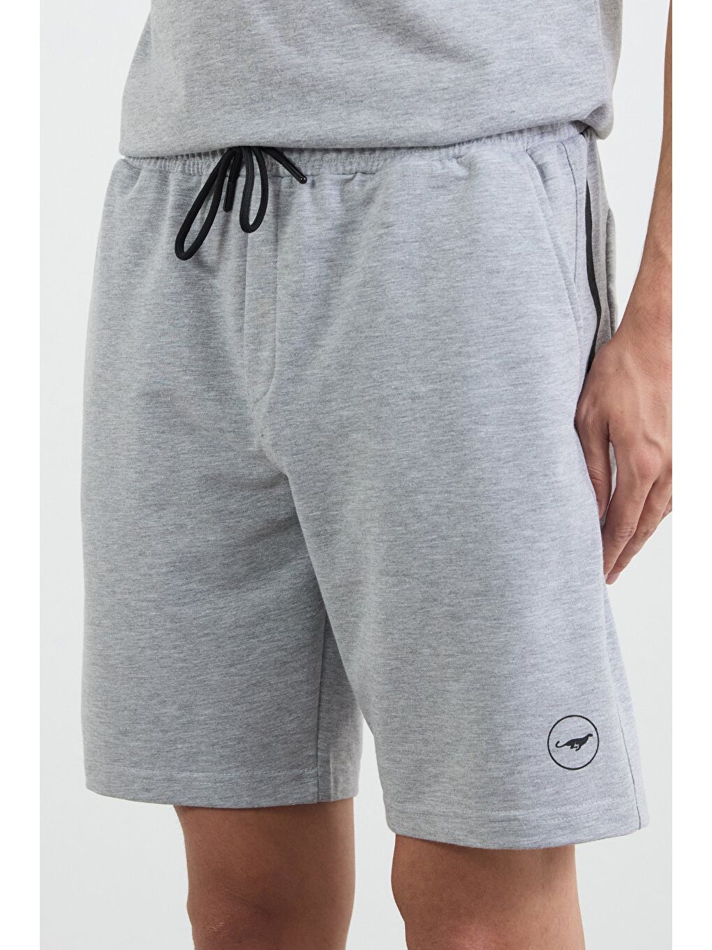 Gri Beli Bağlamalı Baskılı Şort-4