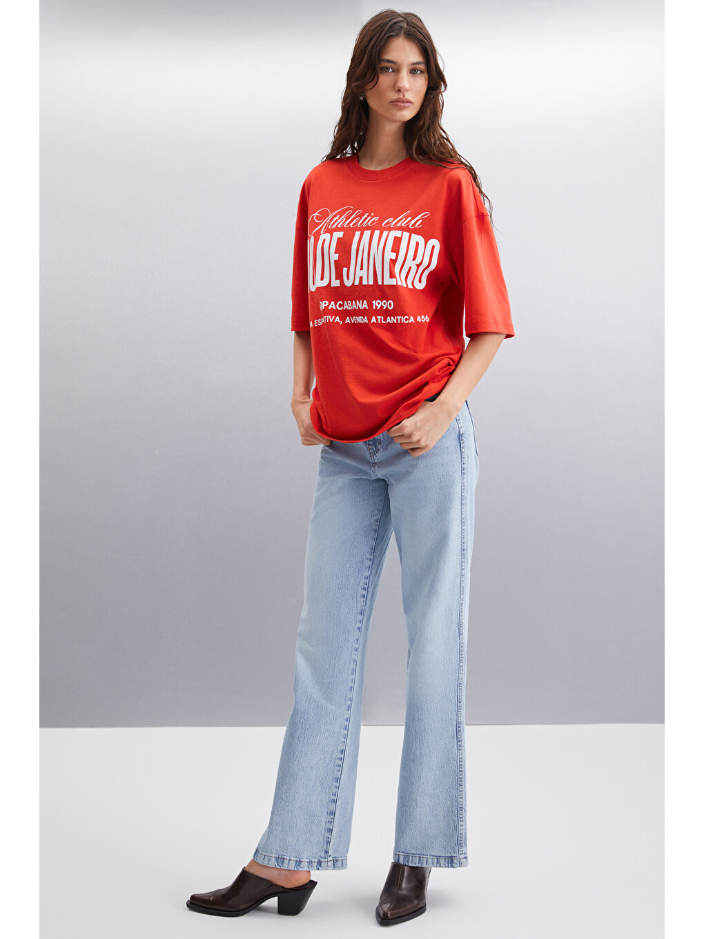 Malıka Kadın %100 Organik Pamuklu Şehir Tema Baskılı Oversize Bisiklet Yaka Kırmızı T-shirt-1