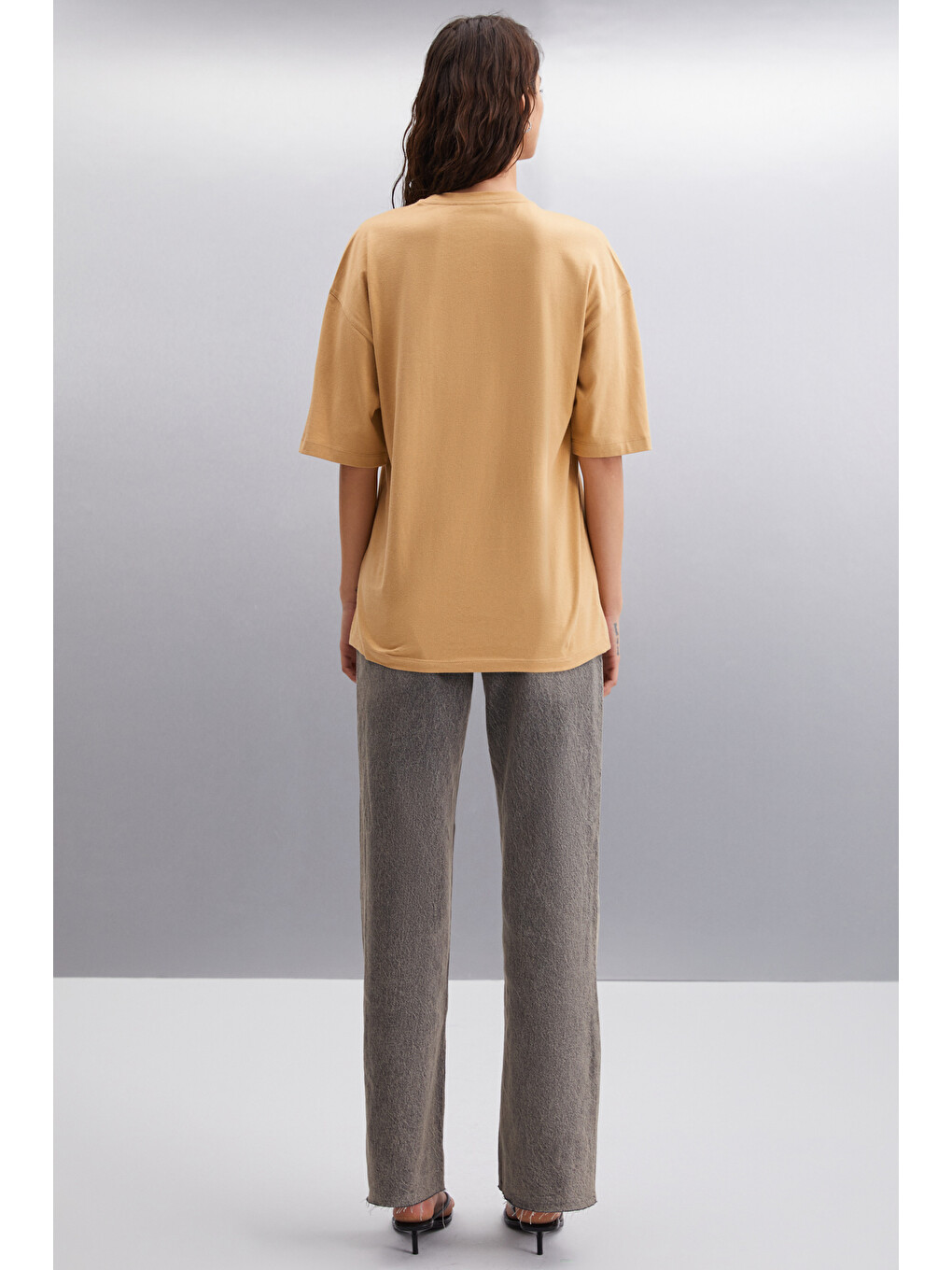 Malıka Kadın %100 Organik Pamuklu Şehir Tema Baskılı Oversize Bisiklet Yaka Bej T-shirt-5