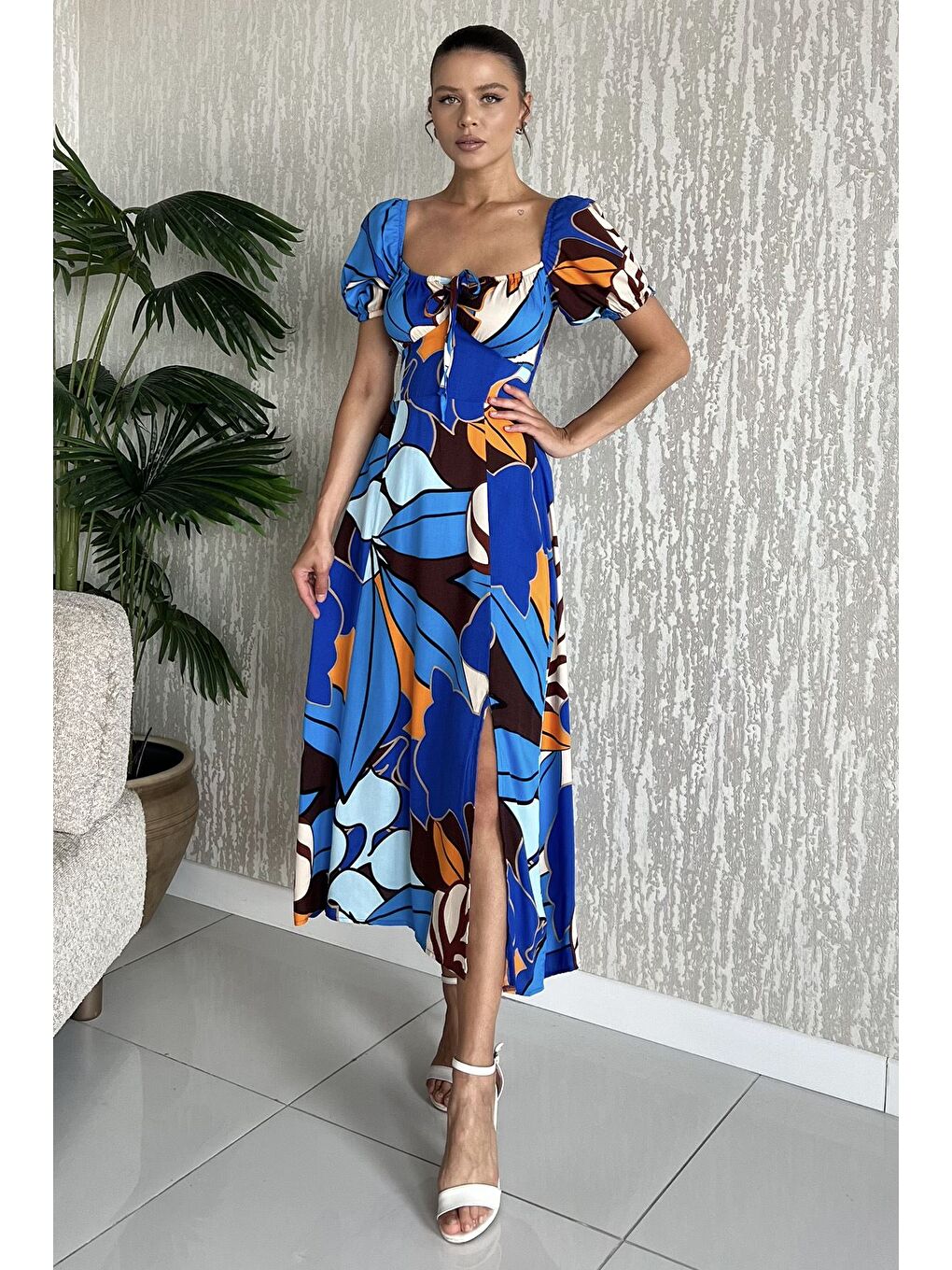 Mavi Kadın Sırt Lastikli Ön Bağlama Detaylı Desenli Yırtmaçlı Viskon Elbise