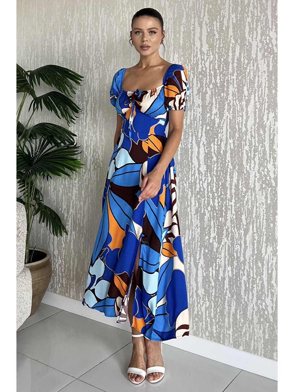 Mavi Kadın Sırt Lastikli Ön Bağlama Detaylı Desenli Yırtmaçlı Viskon Elbise-1