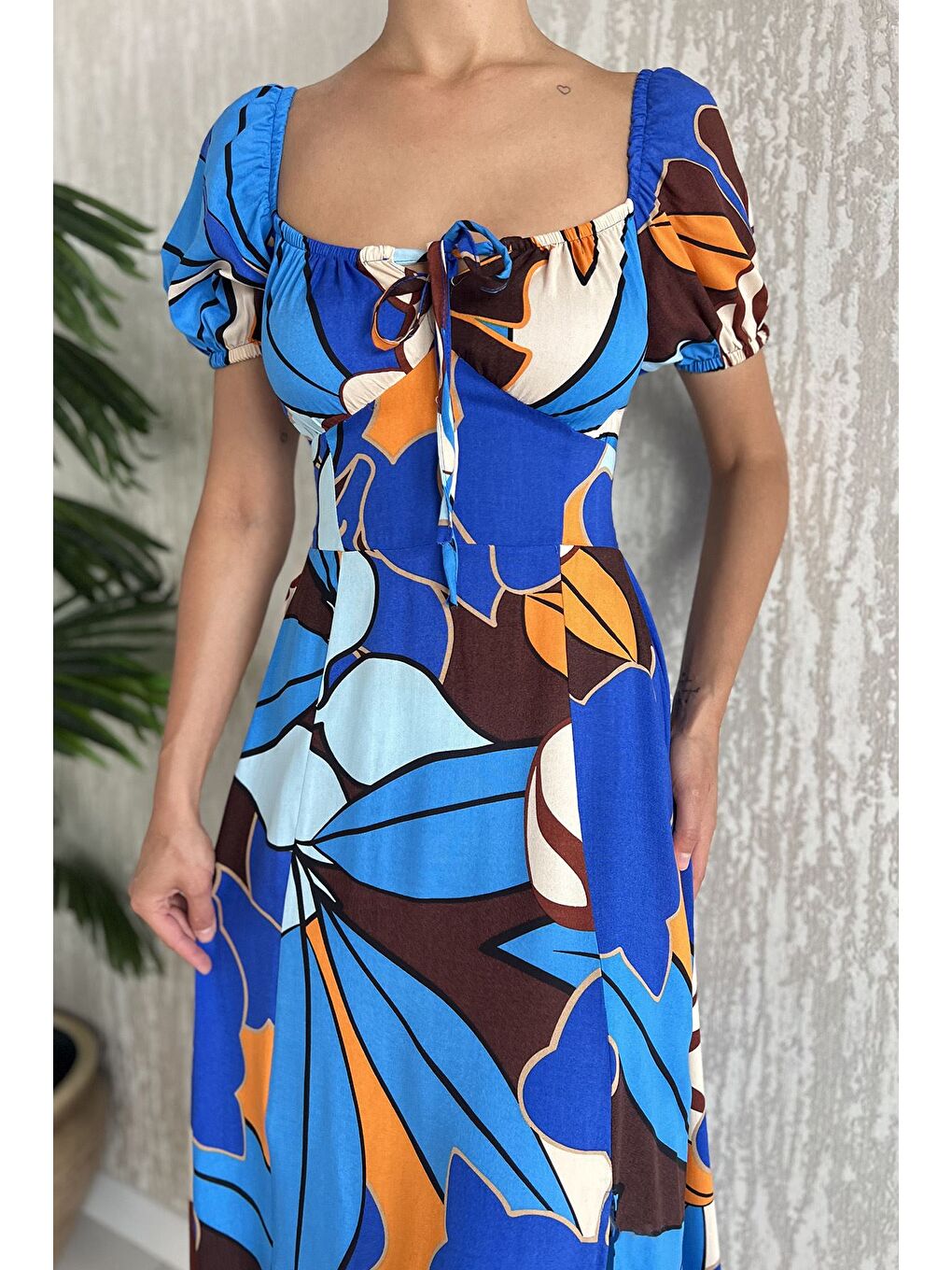 Mavi Kadın Sırt Lastikli Ön Bağlama Detaylı Desenli Yırtmaçlı Viskon Elbise-3