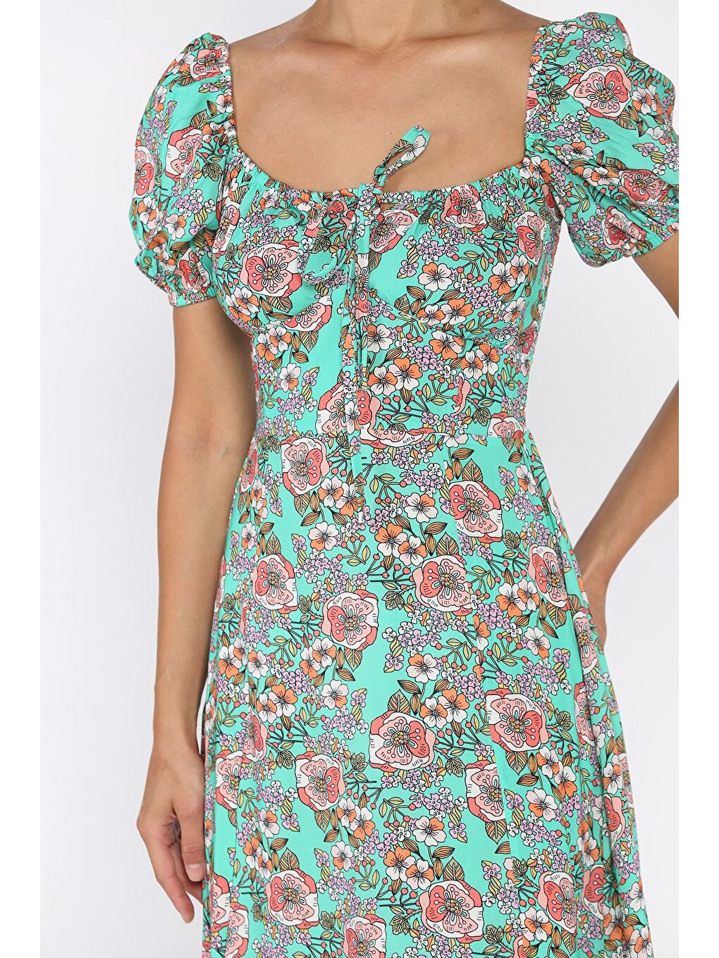 Yeşil Kadın Sırt Lastikli Ön Bağlama Detaylı Desenli Yırtmaçlı Viskon Elbise-3