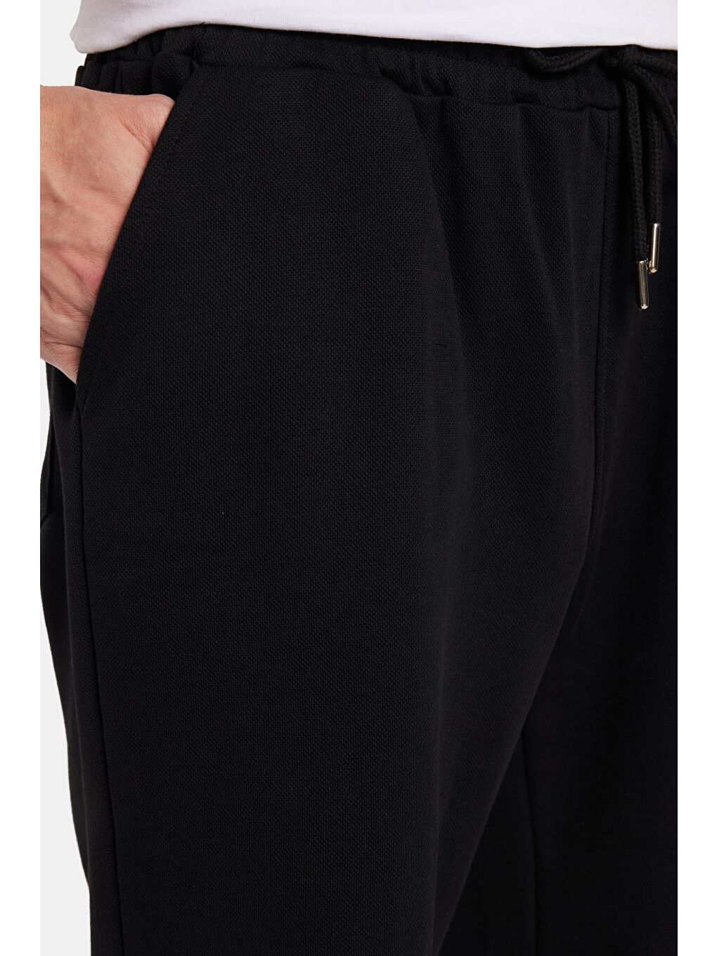 Erkek Regular Rahat Kesim Beli Lastikli Bağlamalı Yandan Cepli Siyah Bermuda Şort-2