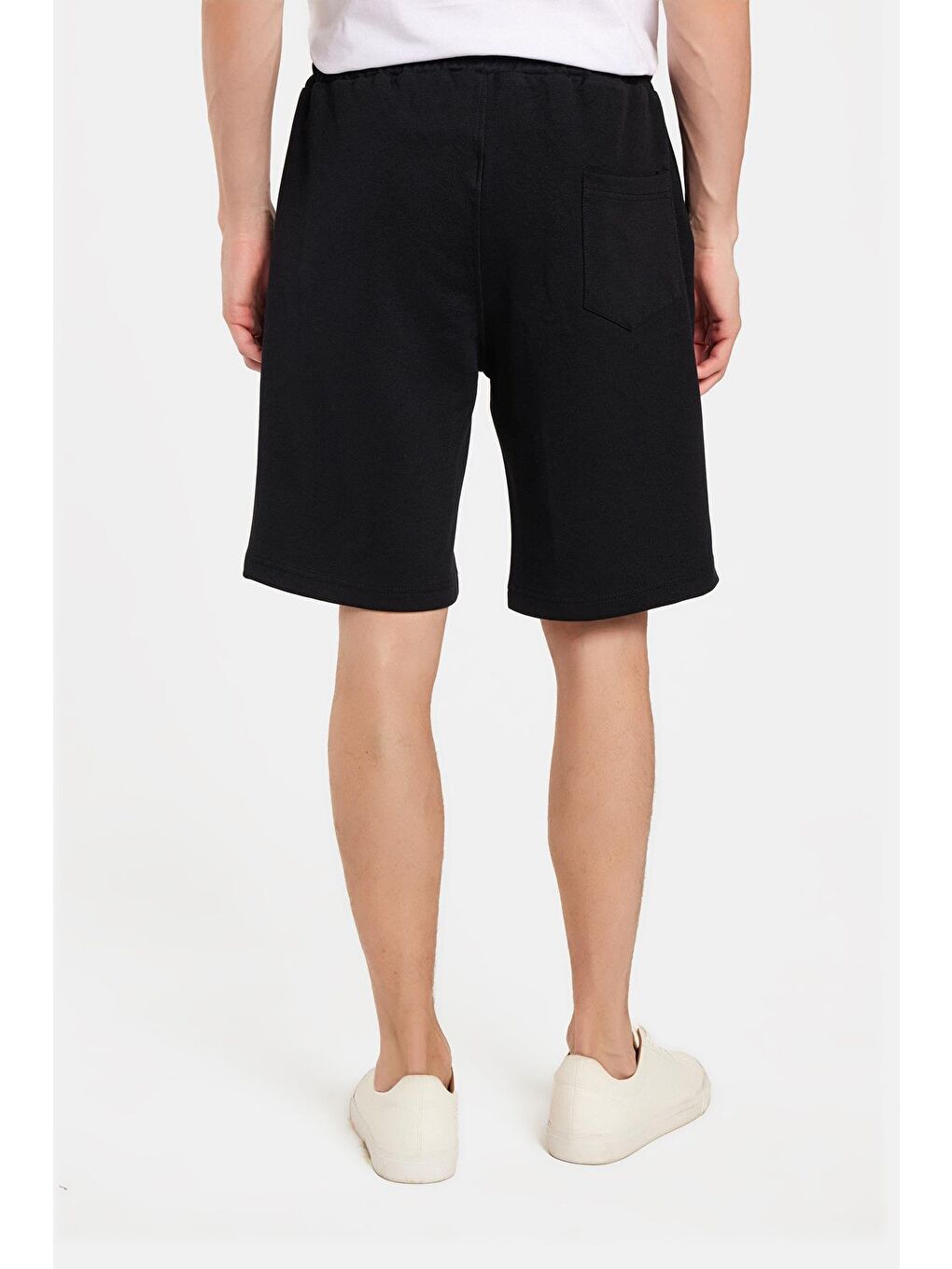 Erkek Regular Rahat Kesim Beli Lastikli Bağlamalı Yandan Cepli Siyah Bermuda Şort-4