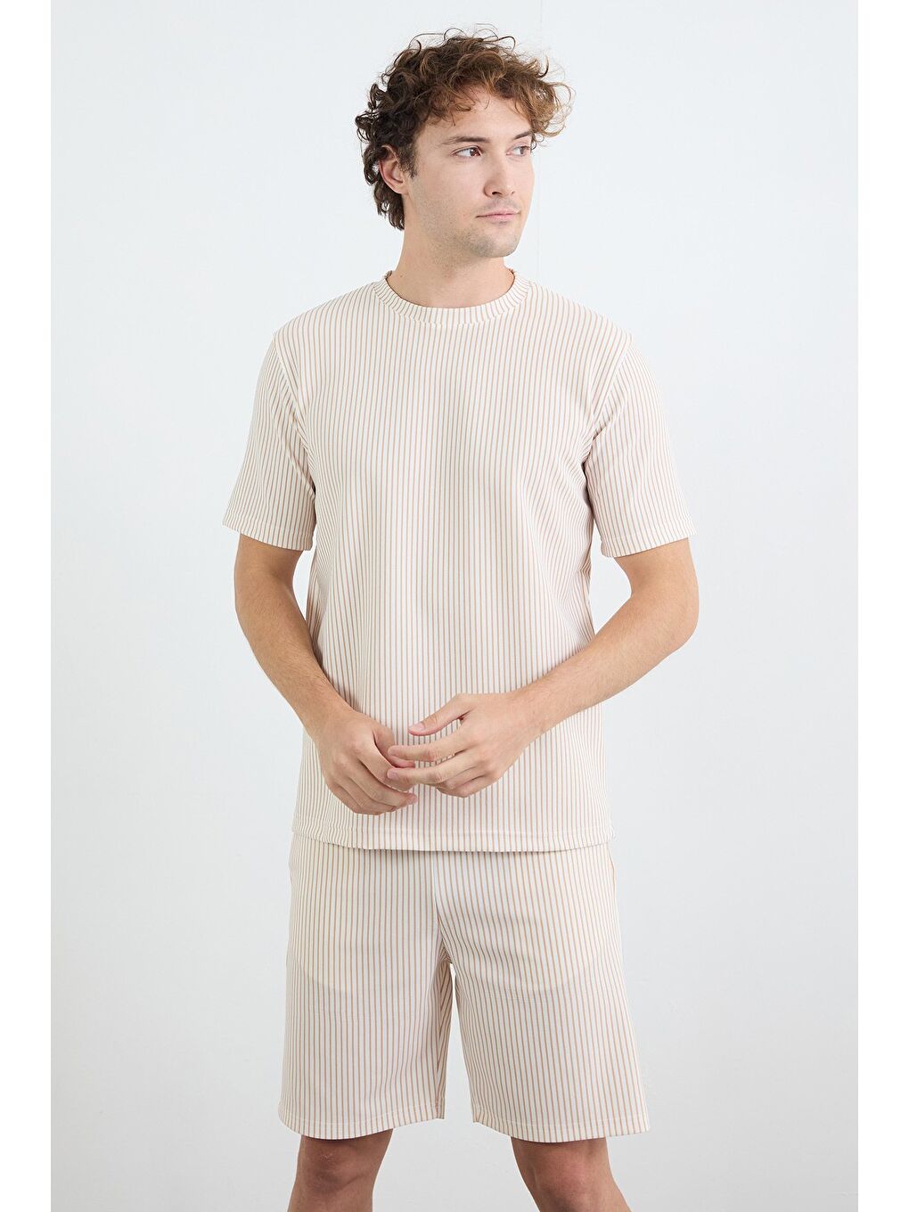 Bej Çizgili Jakarlı Bisiklet Yaka Tişört-1