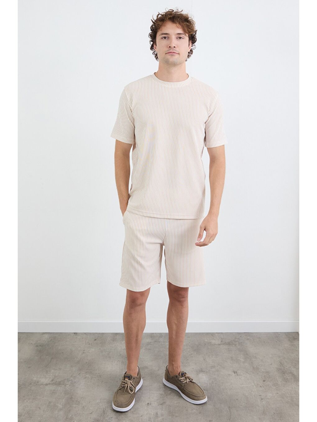 Bej Çizgili Jakarlı Bisiklet Yaka Tişört-2