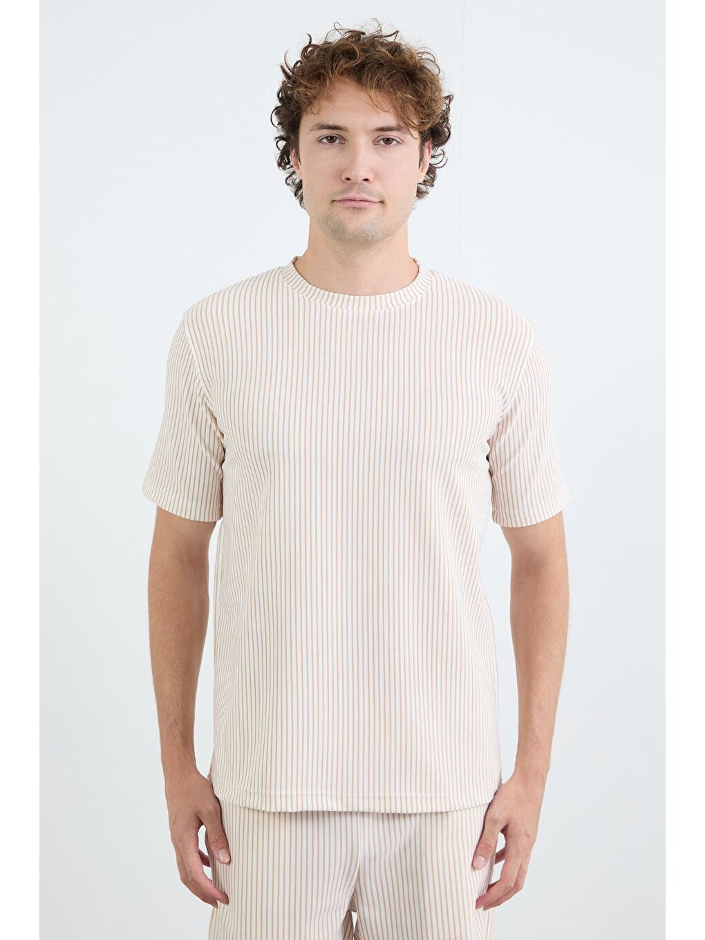 Bej Çizgili Jakarlı Bisiklet Yaka Tişört-4