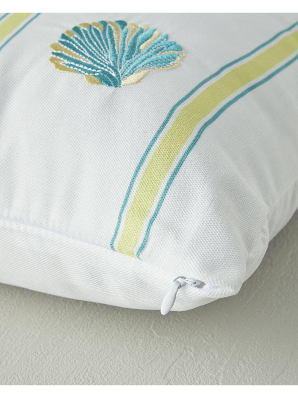 Corallium Nakışlı Kırlent Kılıfı Beyaz-1