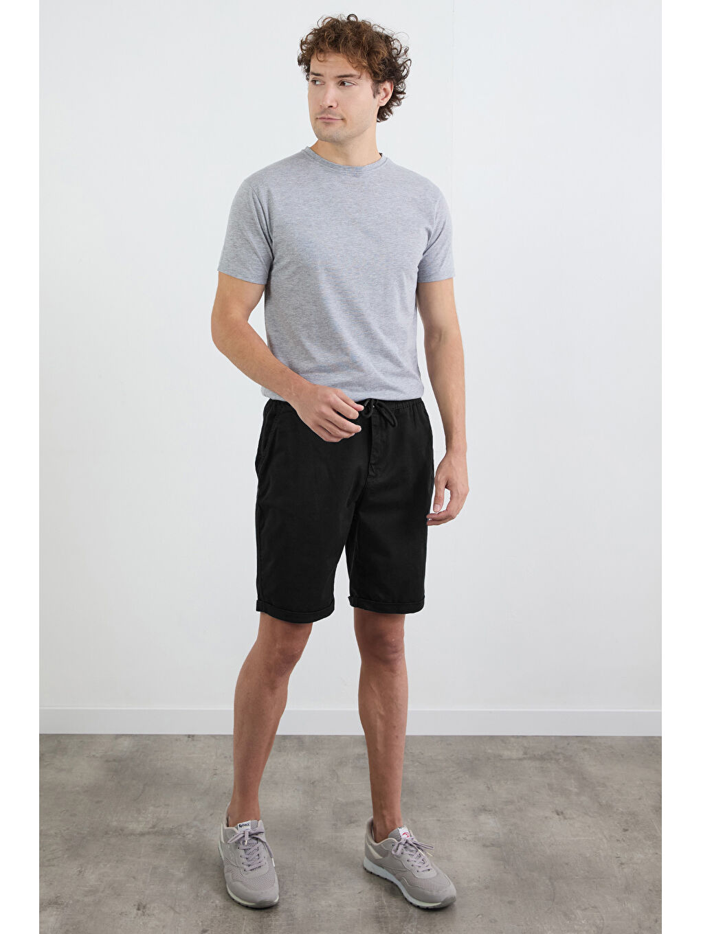 Siyah Beli Lastikli Bağlamalı Duble Paça Cepli Şort-1