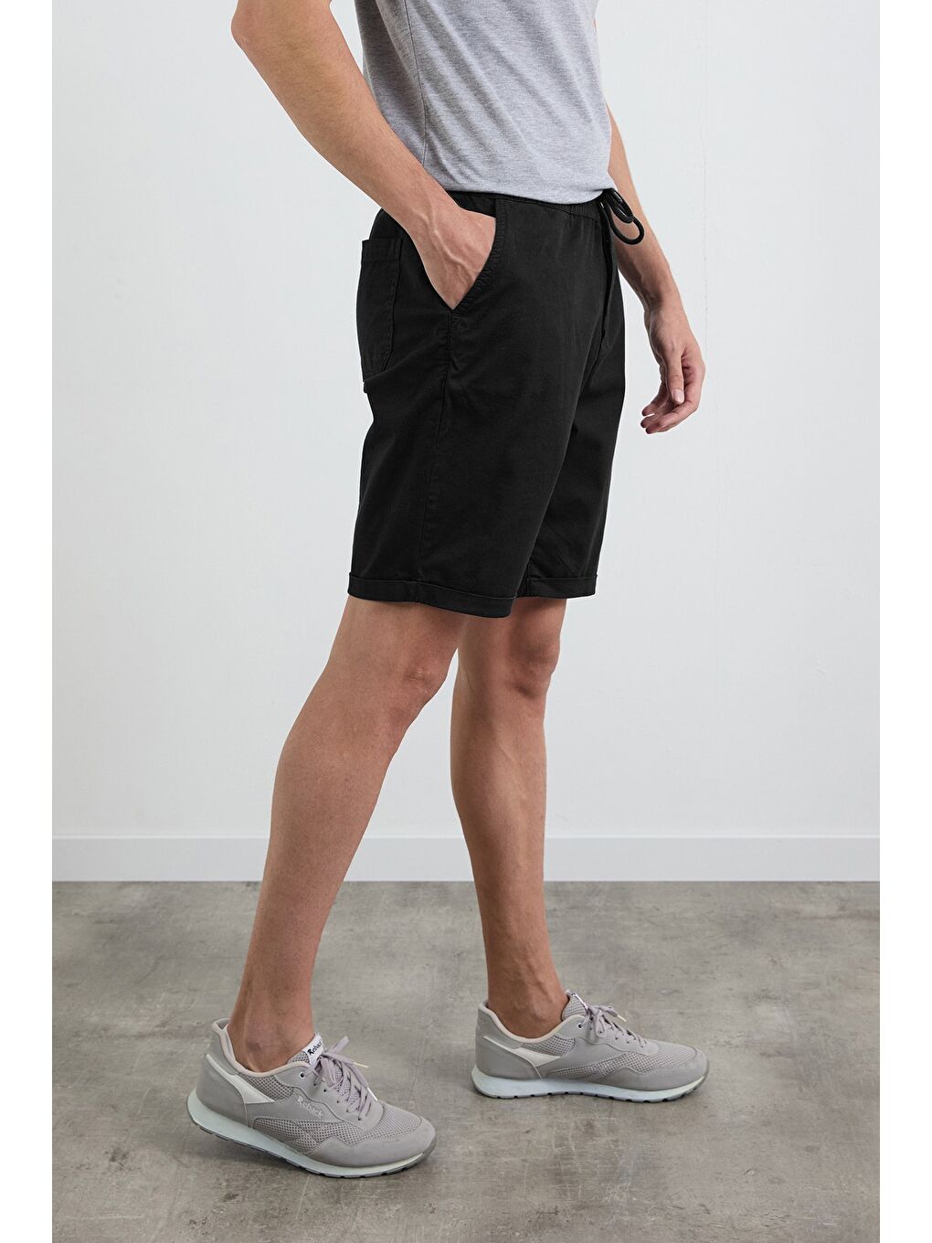 Siyah Beli Lastikli Bağlamalı Duble Paça Cepli Şort-2