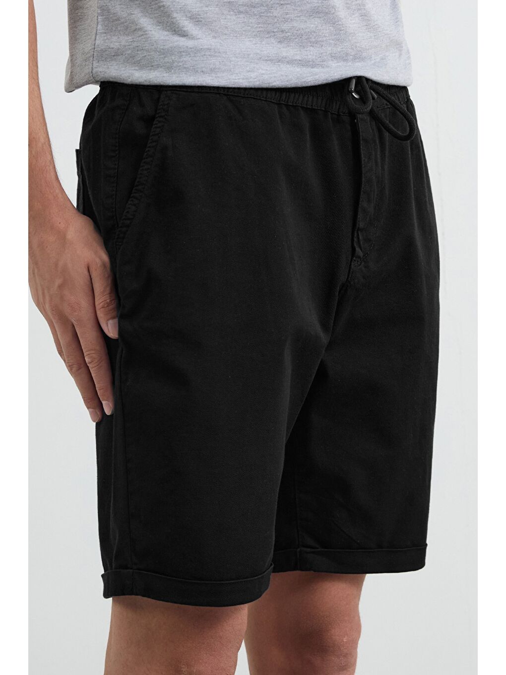 Siyah Beli Lastikli Bağlamalı Duble Paça Cepli Şort-4