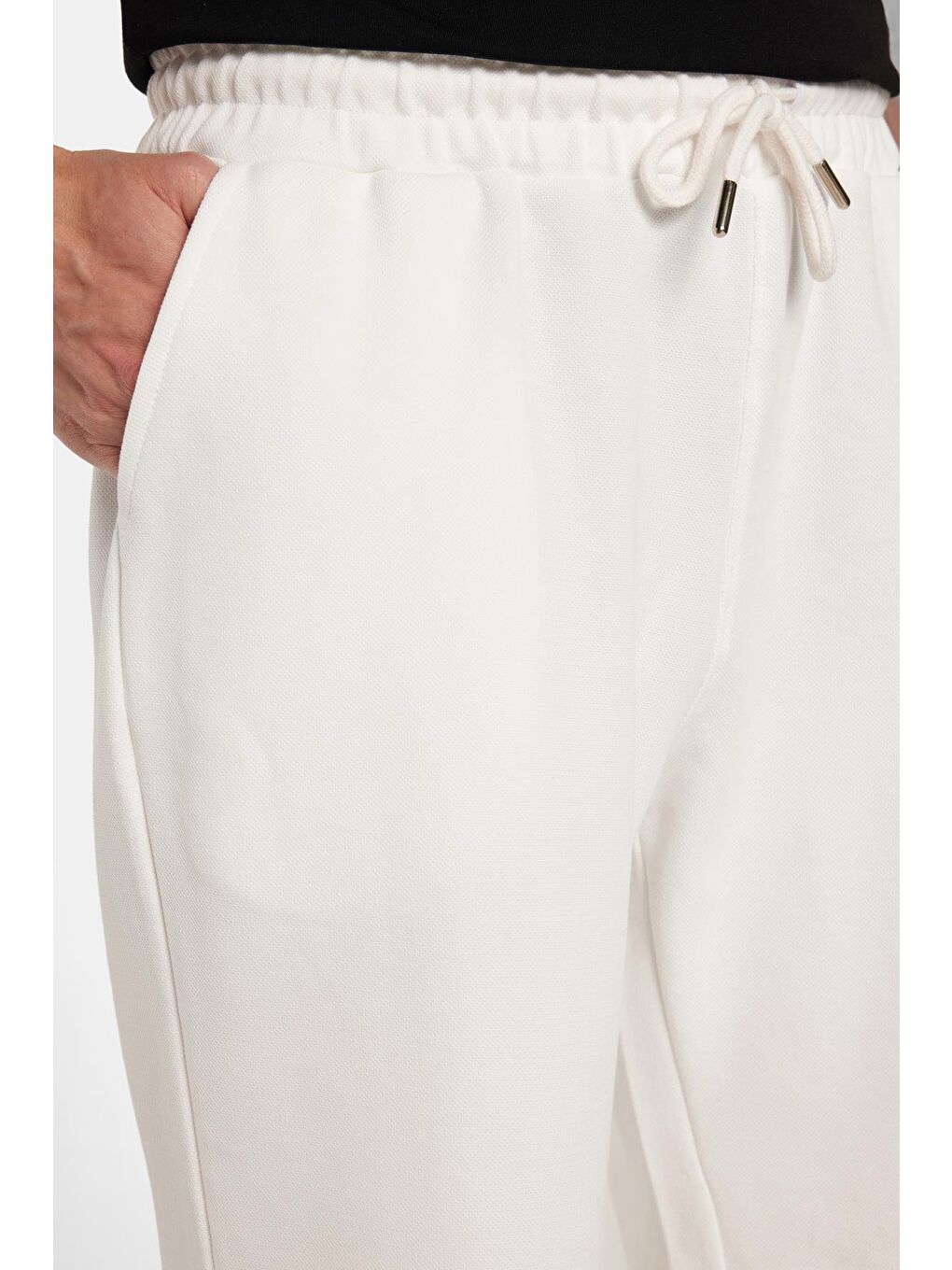 Erkek Regular Rahat Kesim Beli Lastikli Bağlamalı Yandan Cepli Ekru Bermuda Şort-2