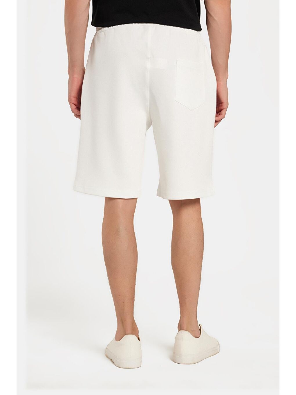 Erkek Regular Rahat Kesim Beli Lastikli Bağlamalı Yandan Cepli Ekru Bermuda Şort-4