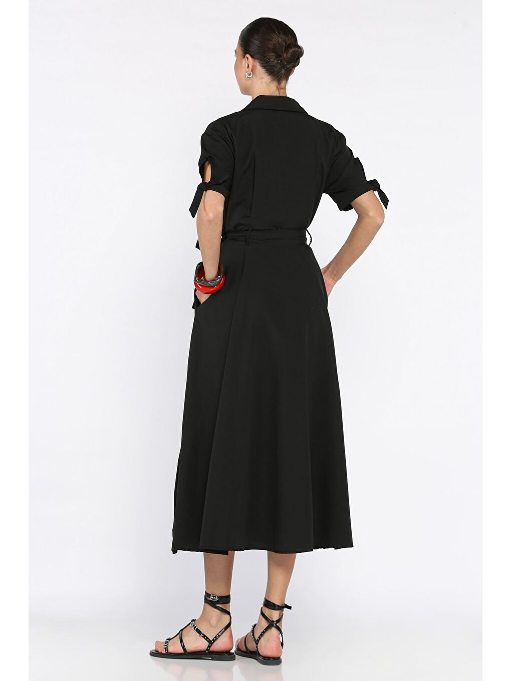 Siyah Düğmeli Ve Pileli Kısa Kol Uzun Elbise-2