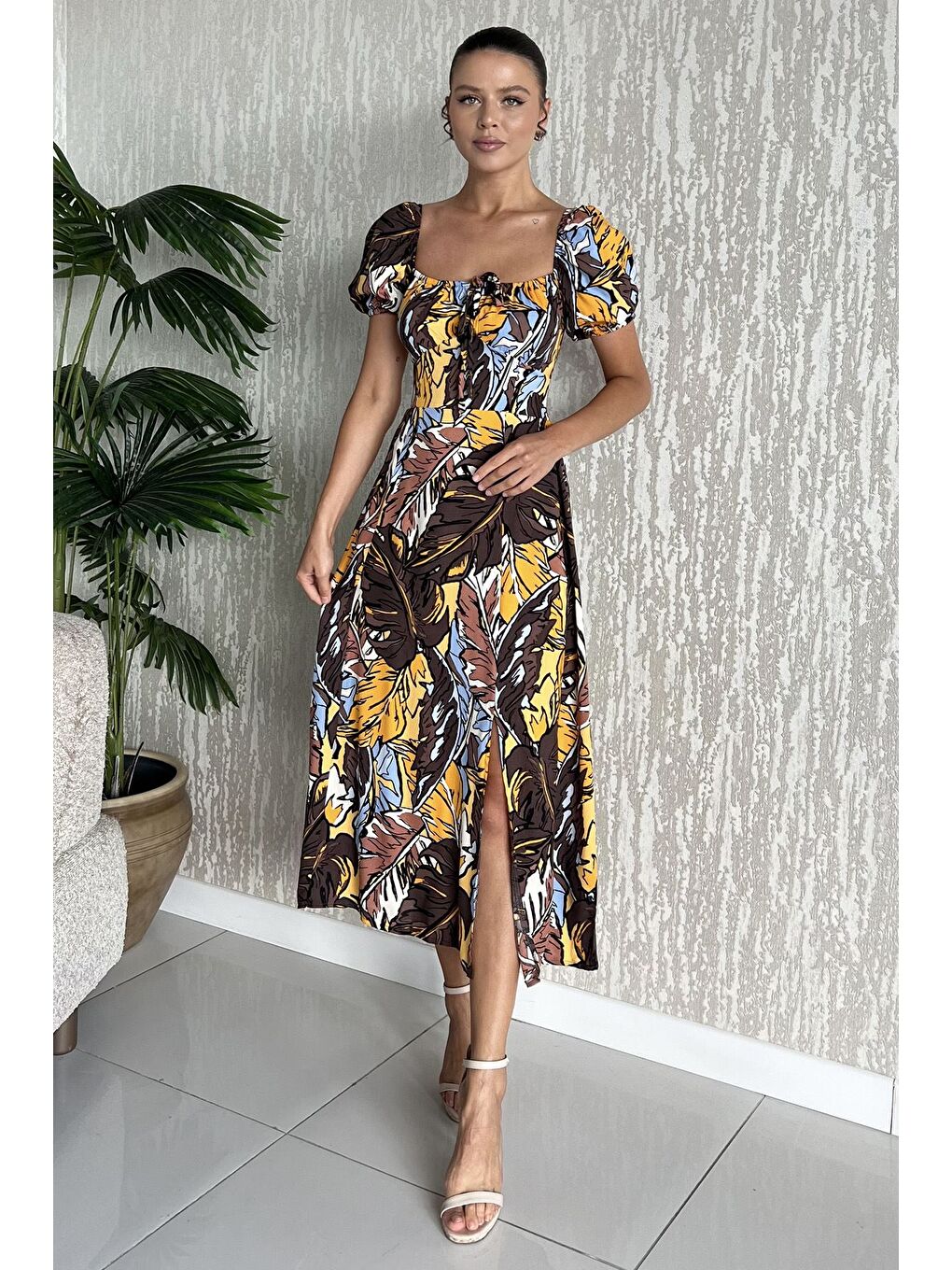 Kahverengi Kadın Sırt Lastikli Ön Bağlama Detaylı Desenli Yırtmaçlı Viskon Elbise