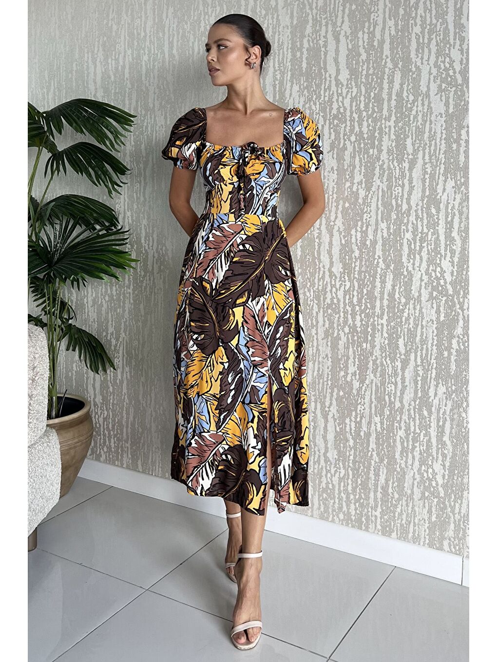 Kahverengi Kadın Sırt Lastikli Ön Bağlama Detaylı Desenli Yırtmaçlı Viskon Elbise-1