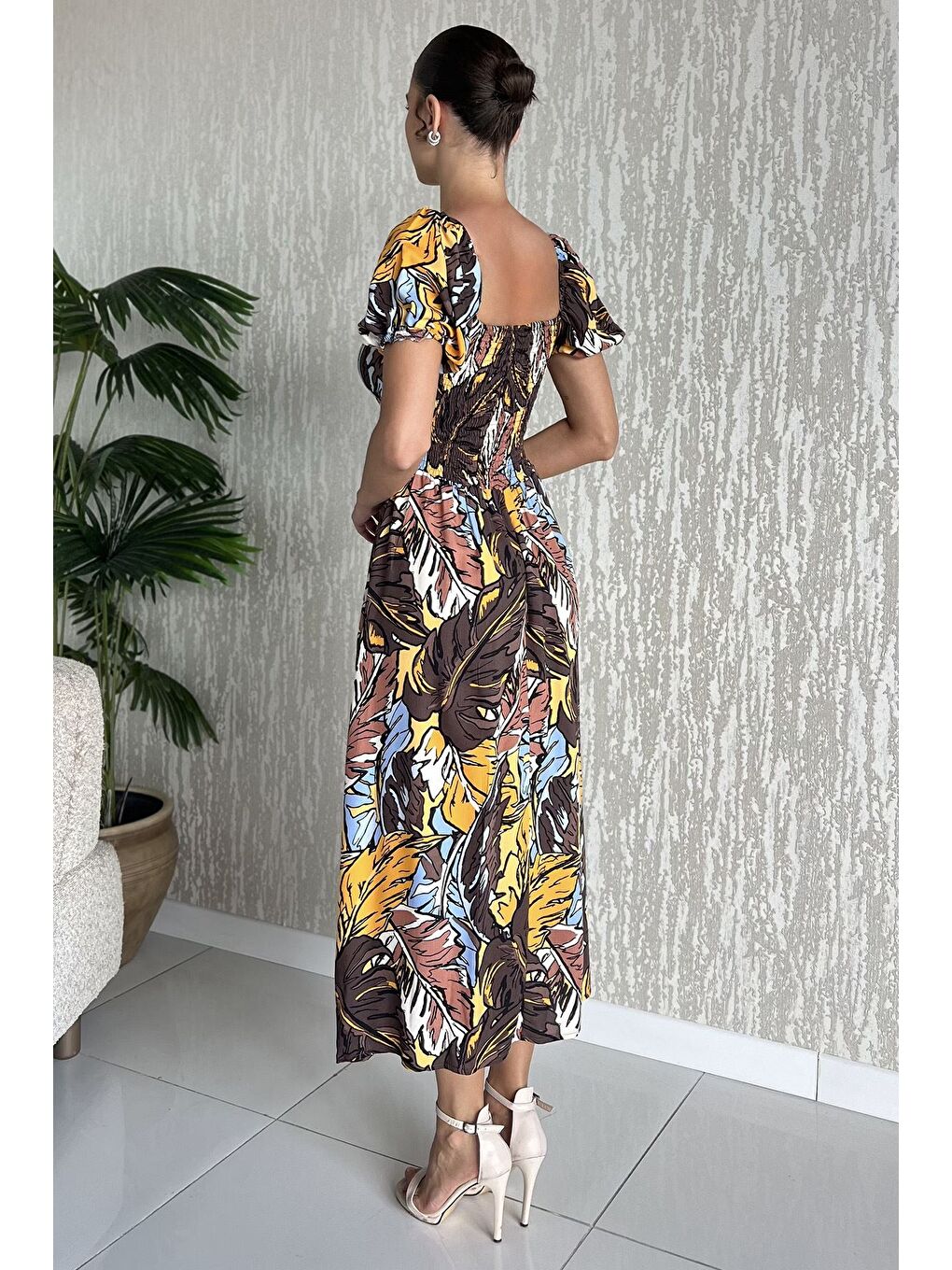 Kahverengi Kadın Sırt Lastikli Ön Bağlama Detaylı Desenli Yırtmaçlı Viskon Elbise-2