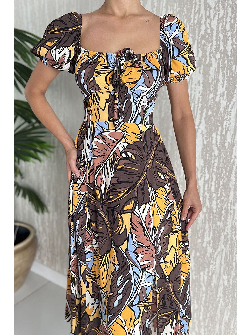 Kahverengi Kadın Sırt Lastikli Ön Bağlama Detaylı Desenli Yırtmaçlı Viskon Elbise-3