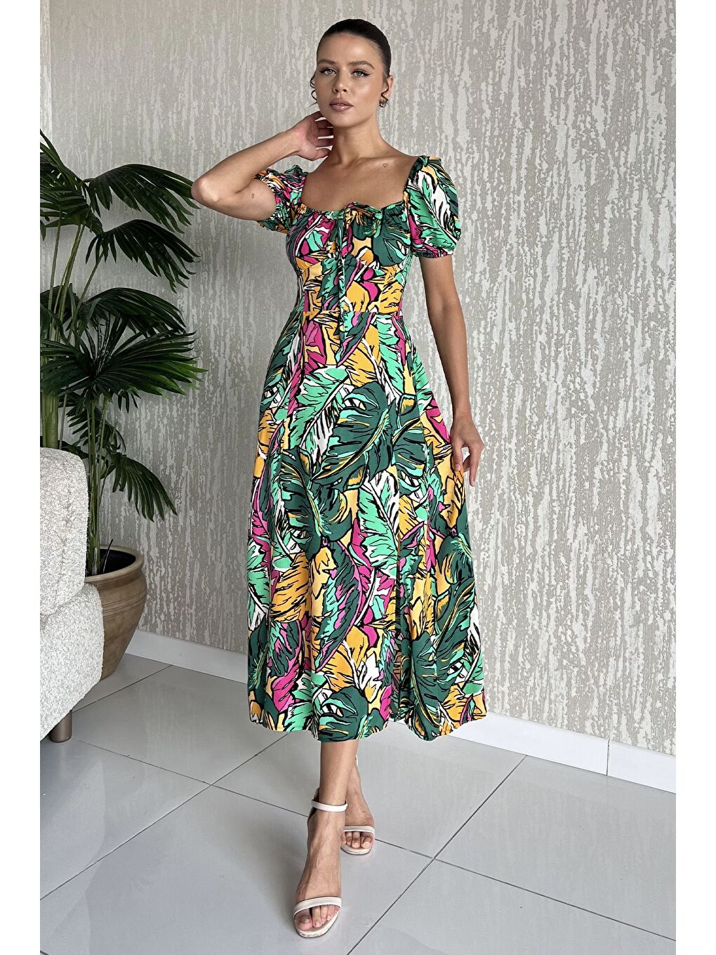 Yeşil Kadın Sırt Lastikli Ön Bağlama Detaylı Desenli Yırtmaçlı Viskon Elbise