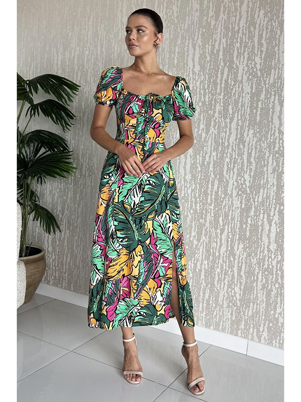 Yeşil Kadın Sırt Lastikli Ön Bağlama Detaylı Desenli Yırtmaçlı Viskon Elbise-1